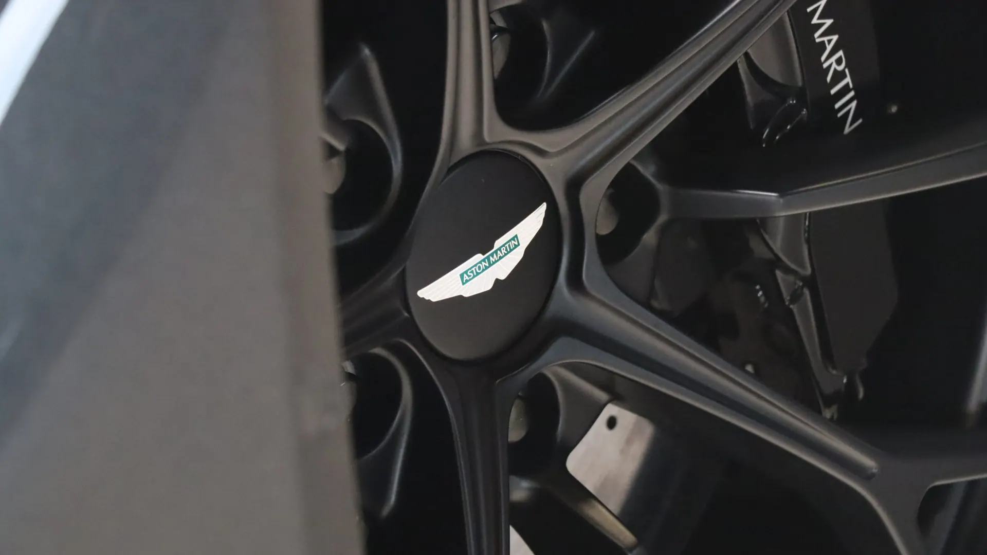 Aston Martin VANTAGE — photo 45