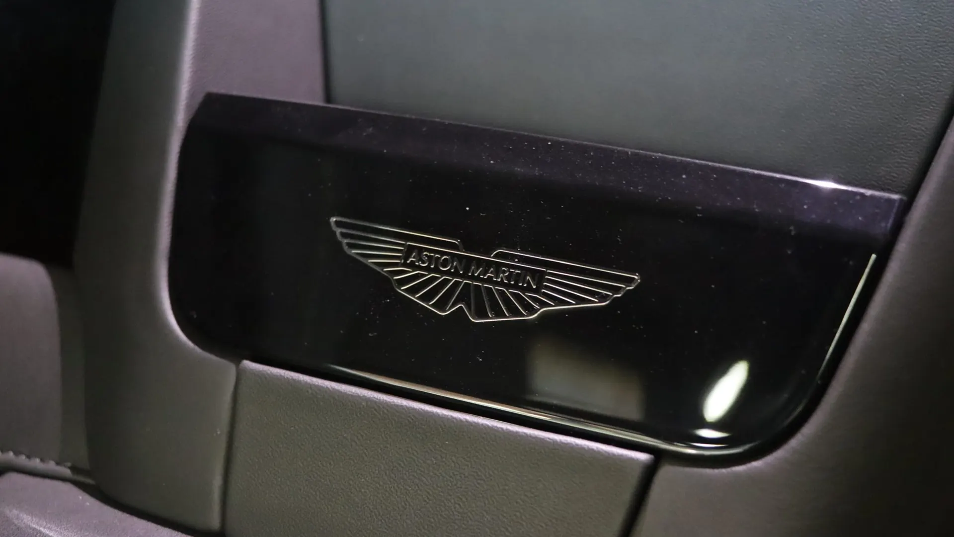 Aston Martin VANTAGE — photo 34