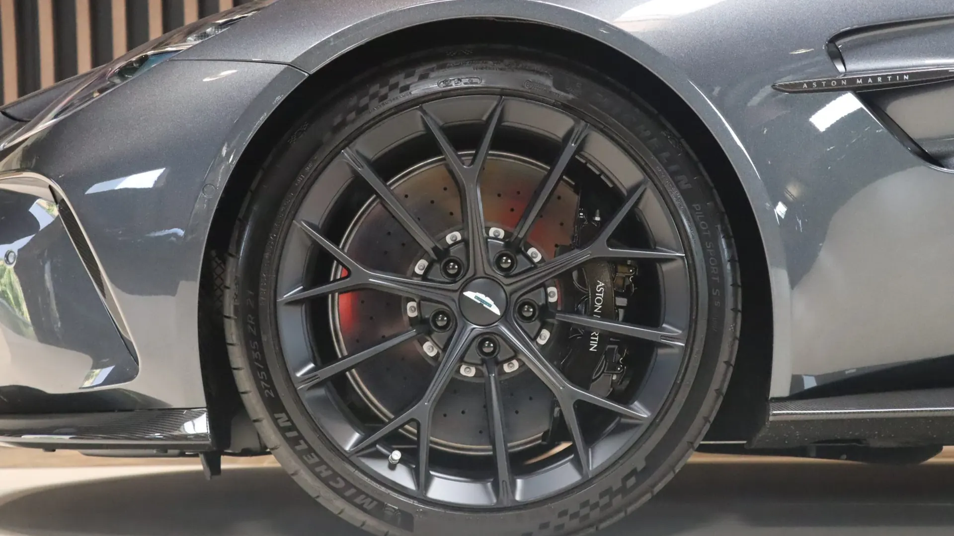 Aston Martin VANTAGE — photo 46