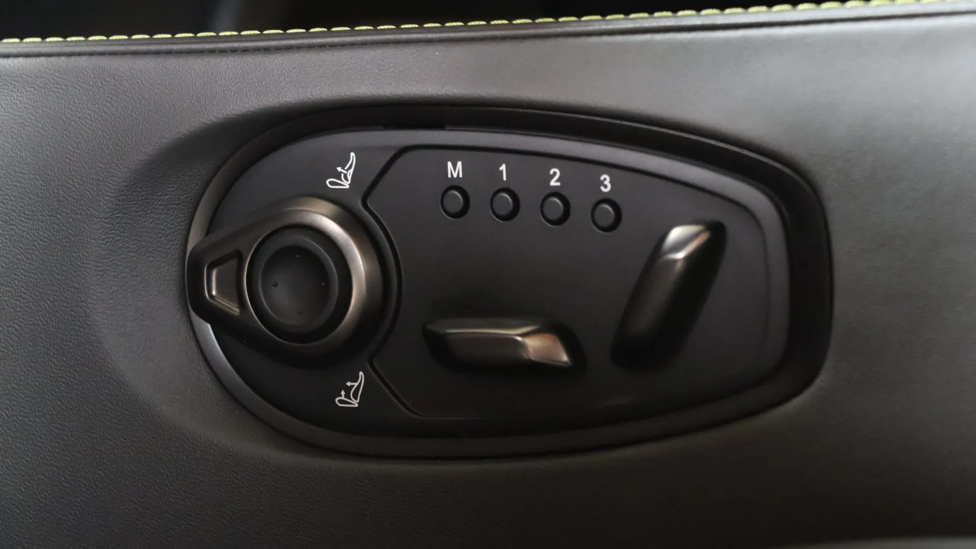 Aston Martin VANTAGE — photo 14