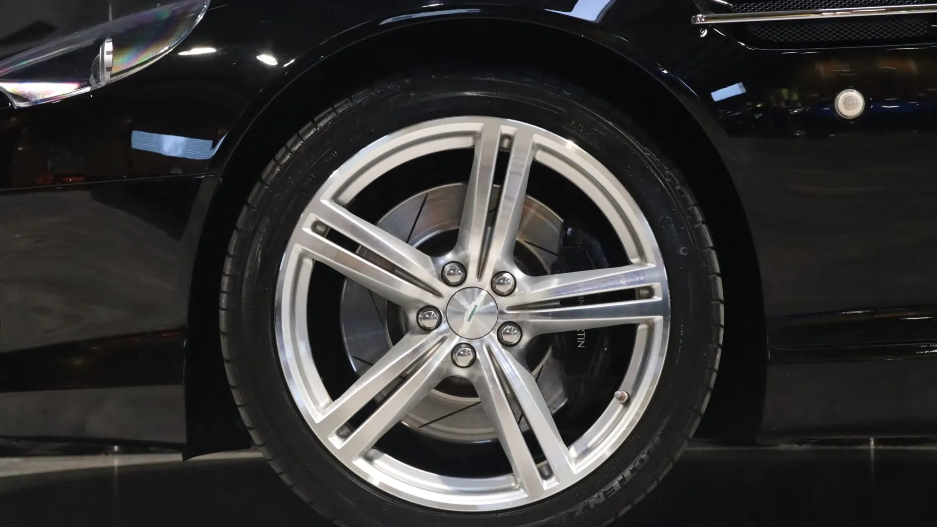 Aston Martin DB9 — photo 38