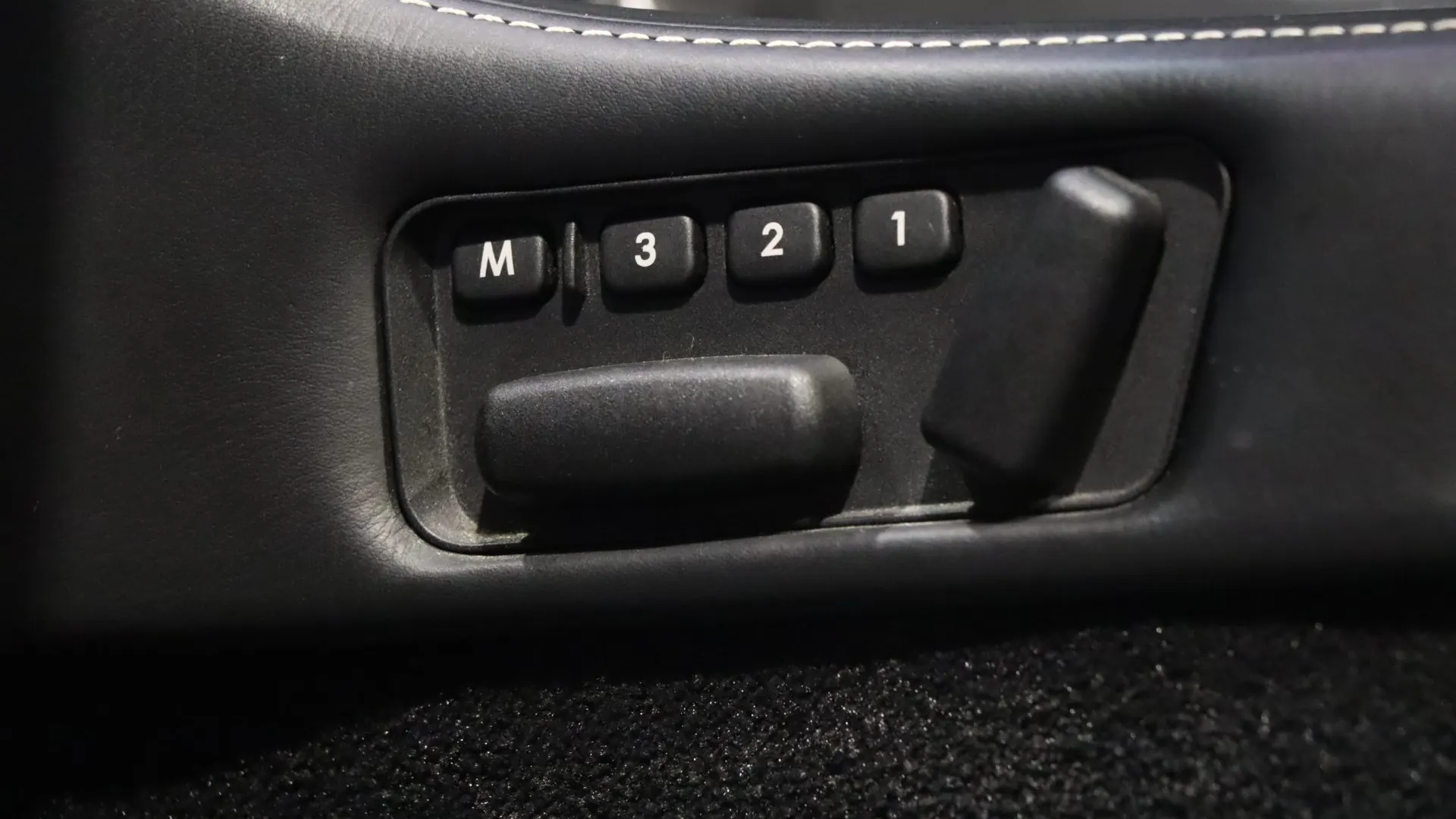 Aston Martin DB9 — photo 13