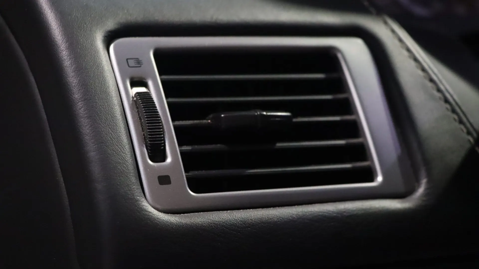 Aston Martin DB9 — photo 15