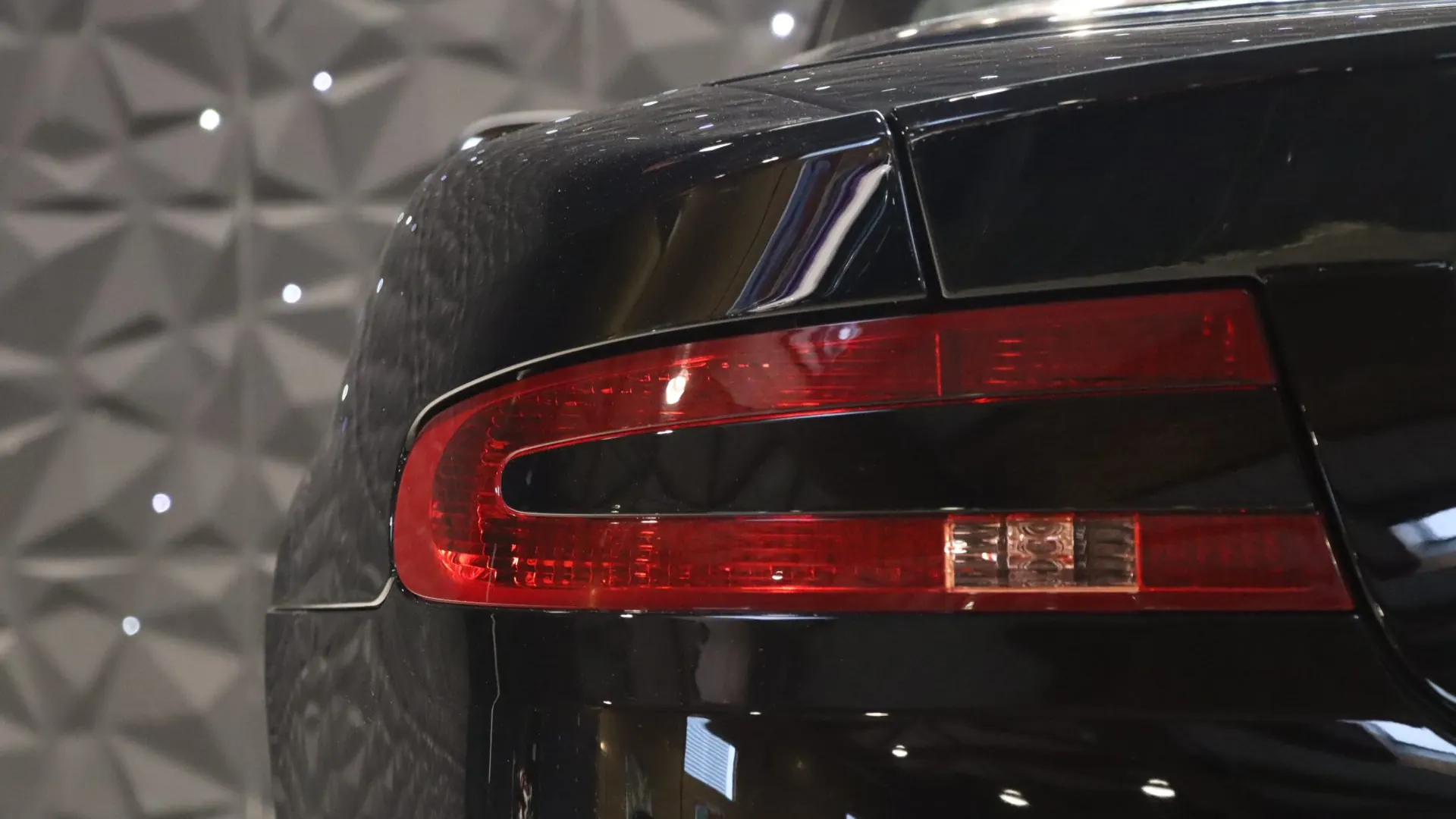 Aston Martin DB9 — photo 41