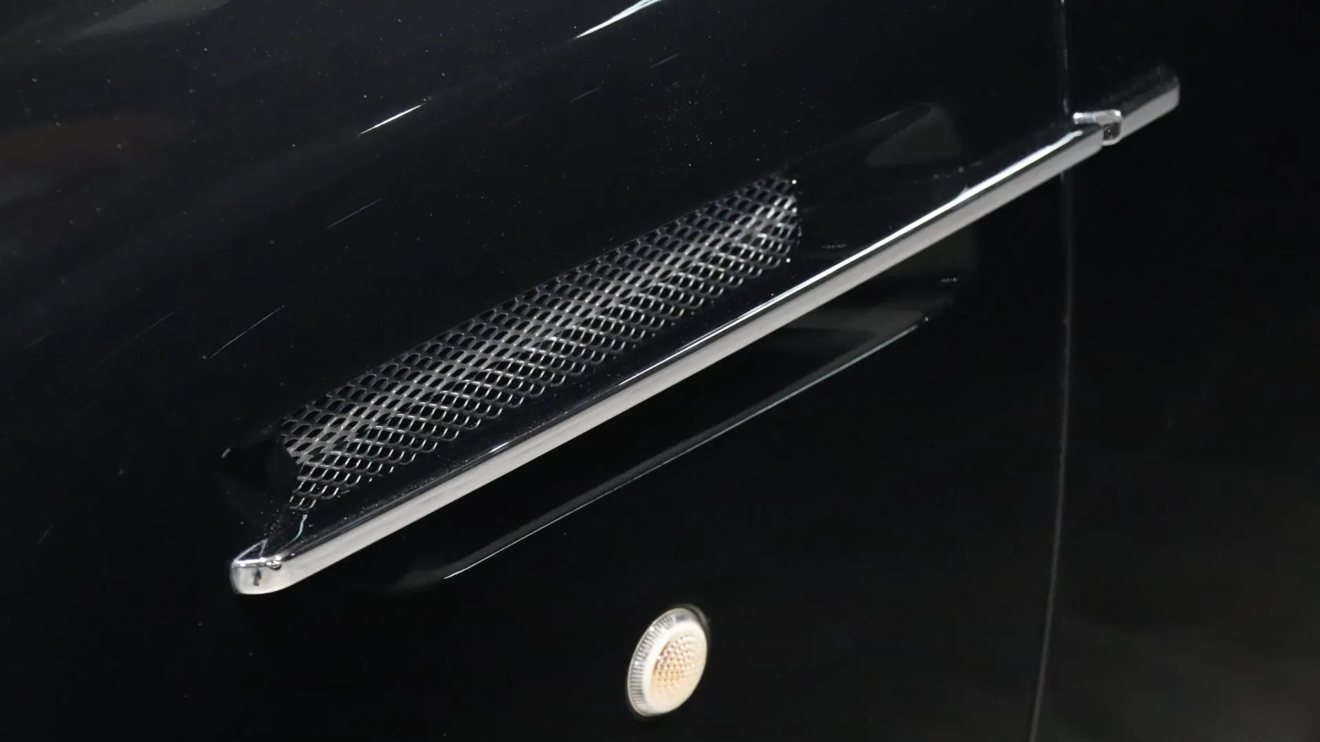 Aston Martin DB9 — photo 39