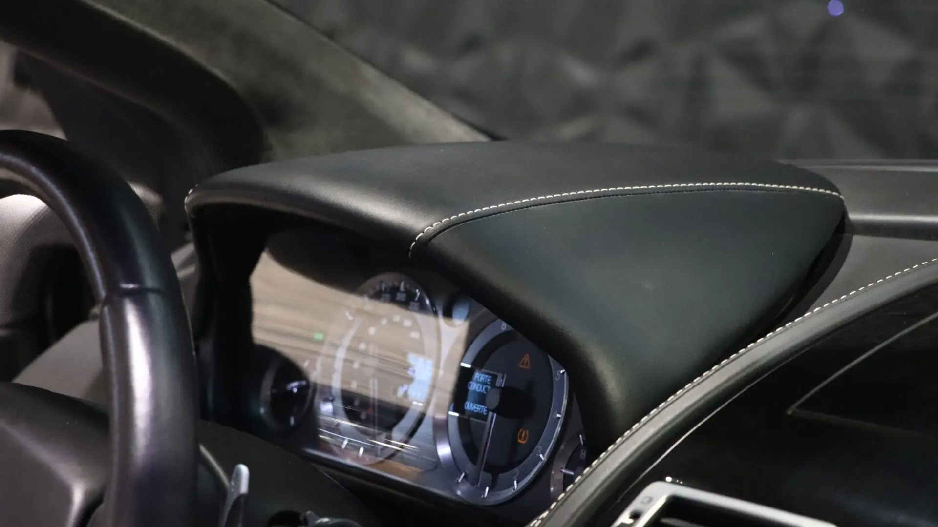 Aston Martin DB9 — photo 22