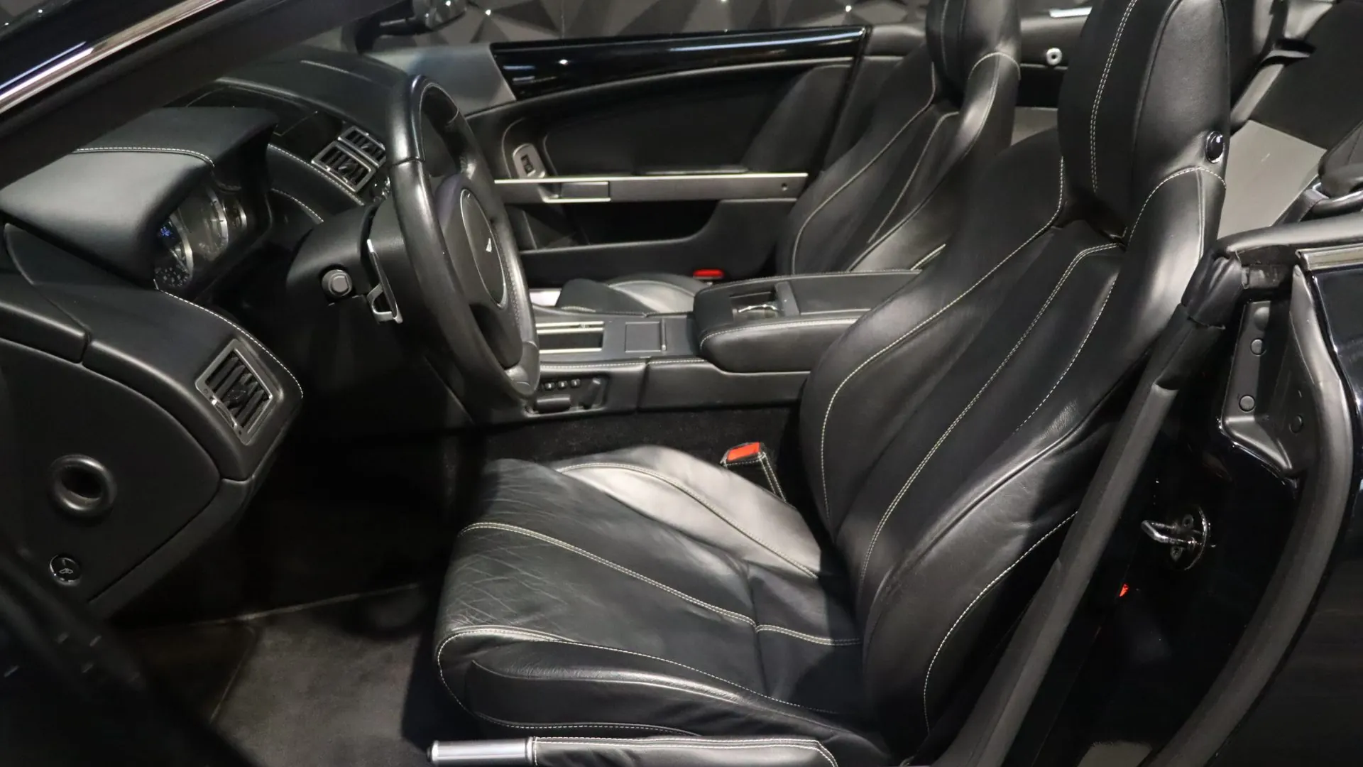 Aston Martin DB9 — photo 8