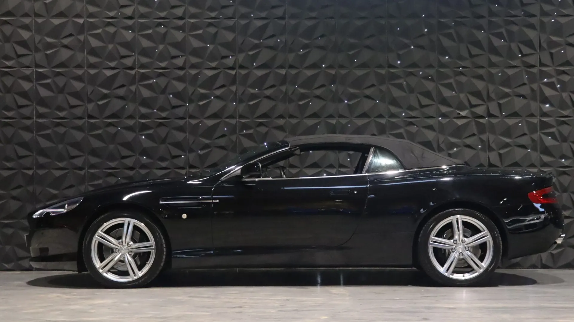 Aston Martin DB9 — photo 6