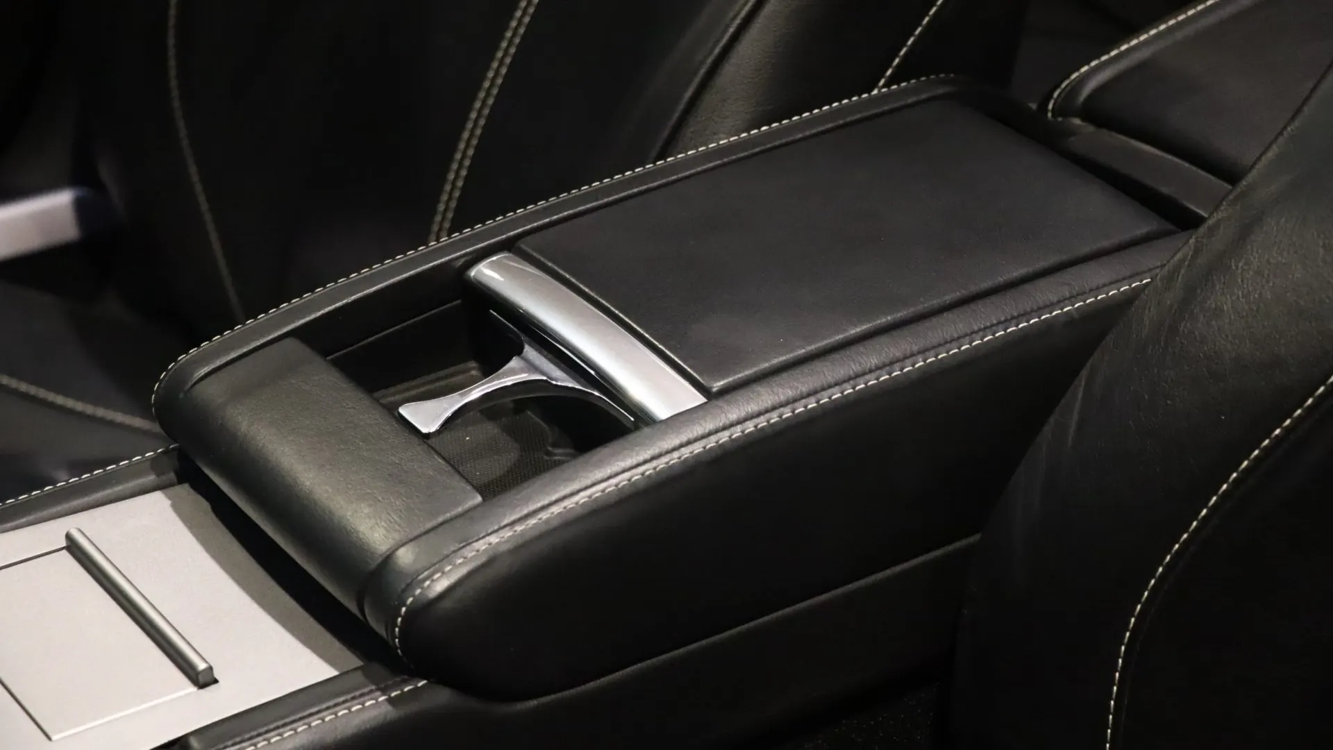 Aston Martin DB9 — photo 26