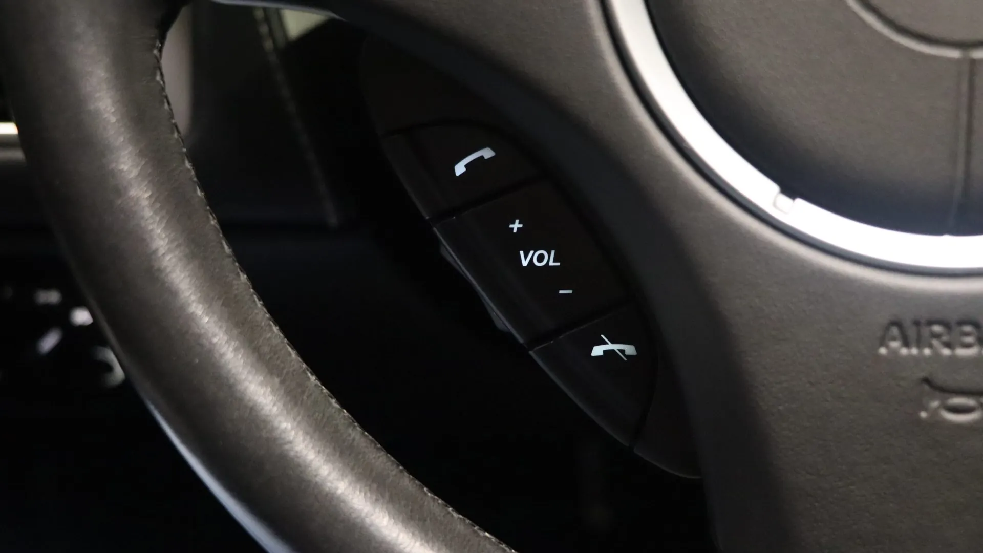 Aston Martin DB9 — photo 16