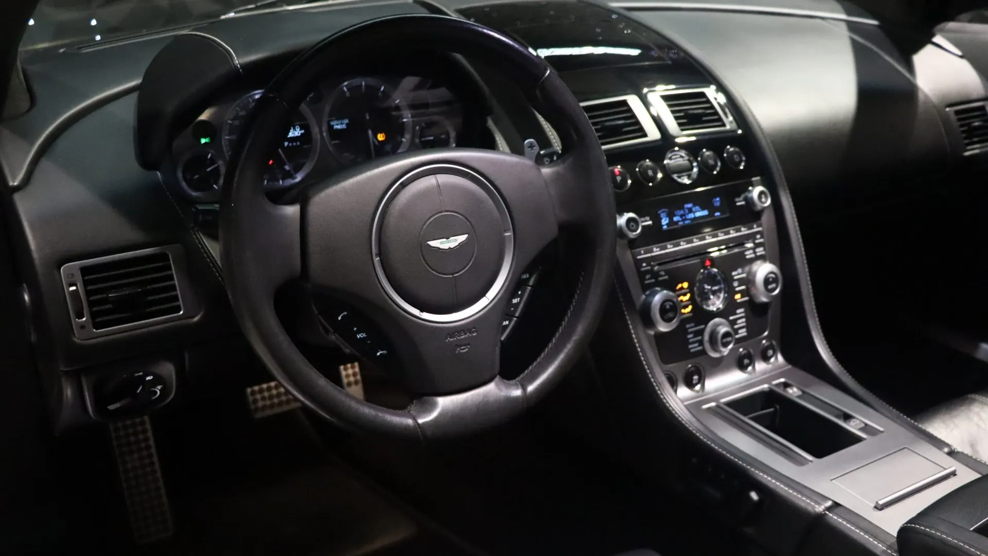 Aston Martin DB9 — photo 14