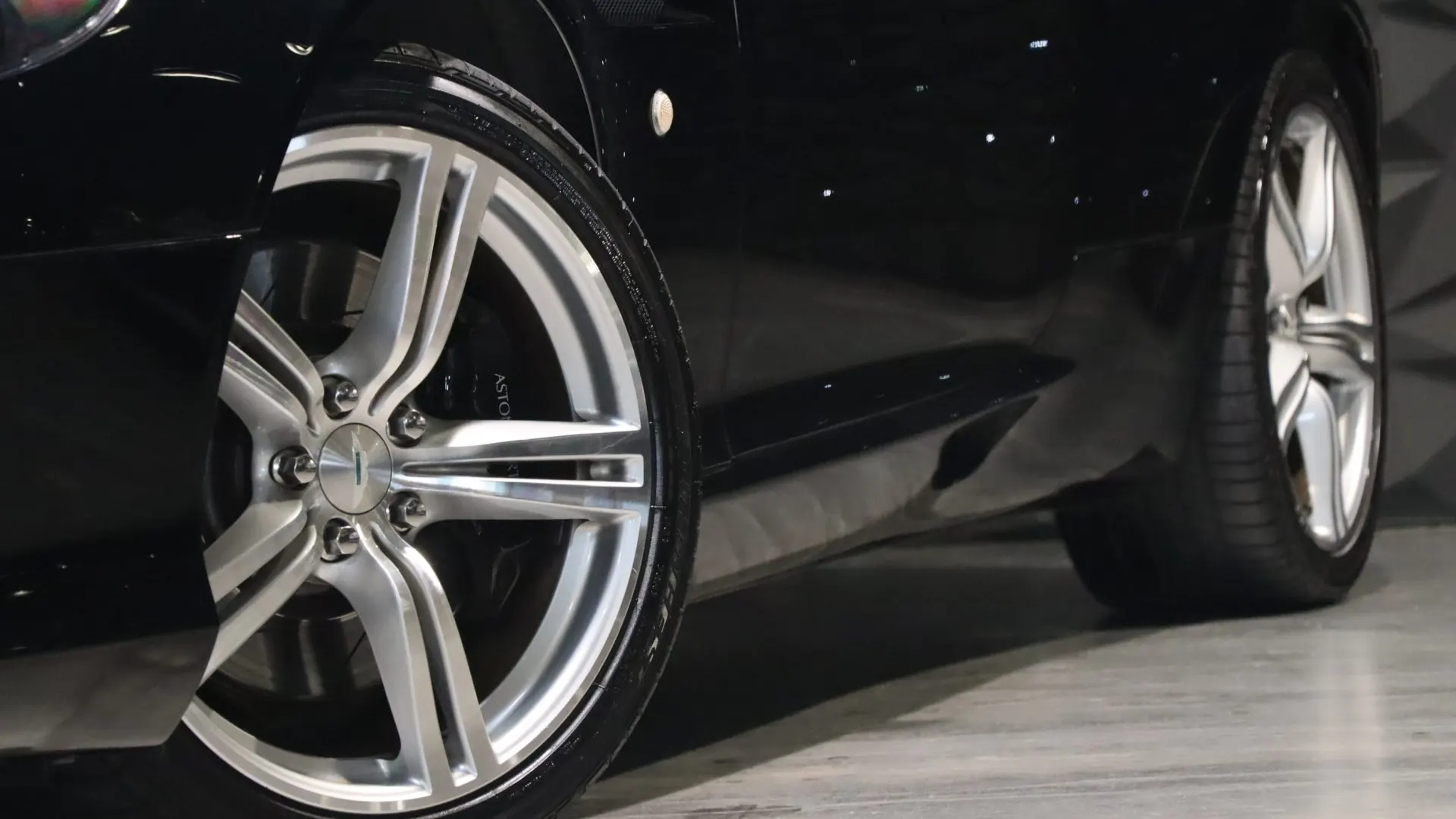 Aston Martin DB9 — photo 37