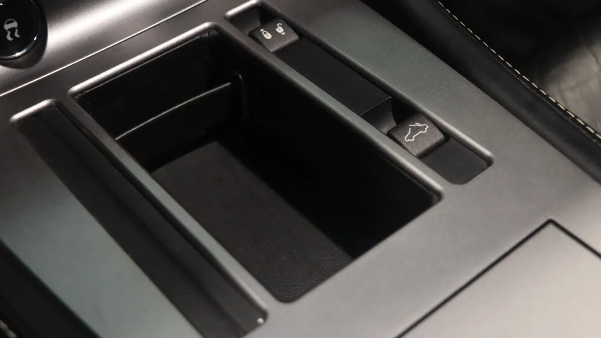Aston Martin DB9 — photo 25