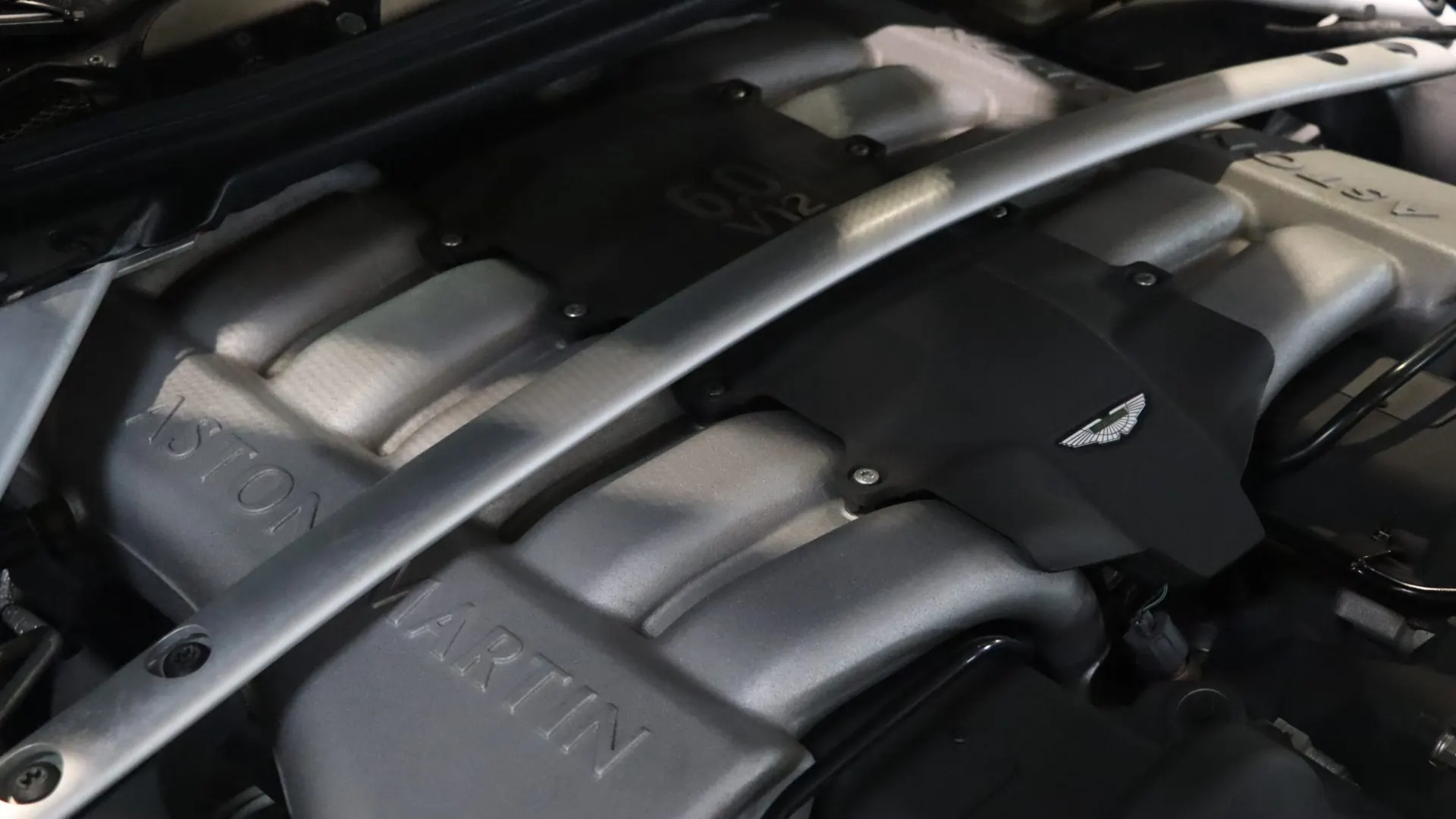 Aston Martin DB9 — photo 34
