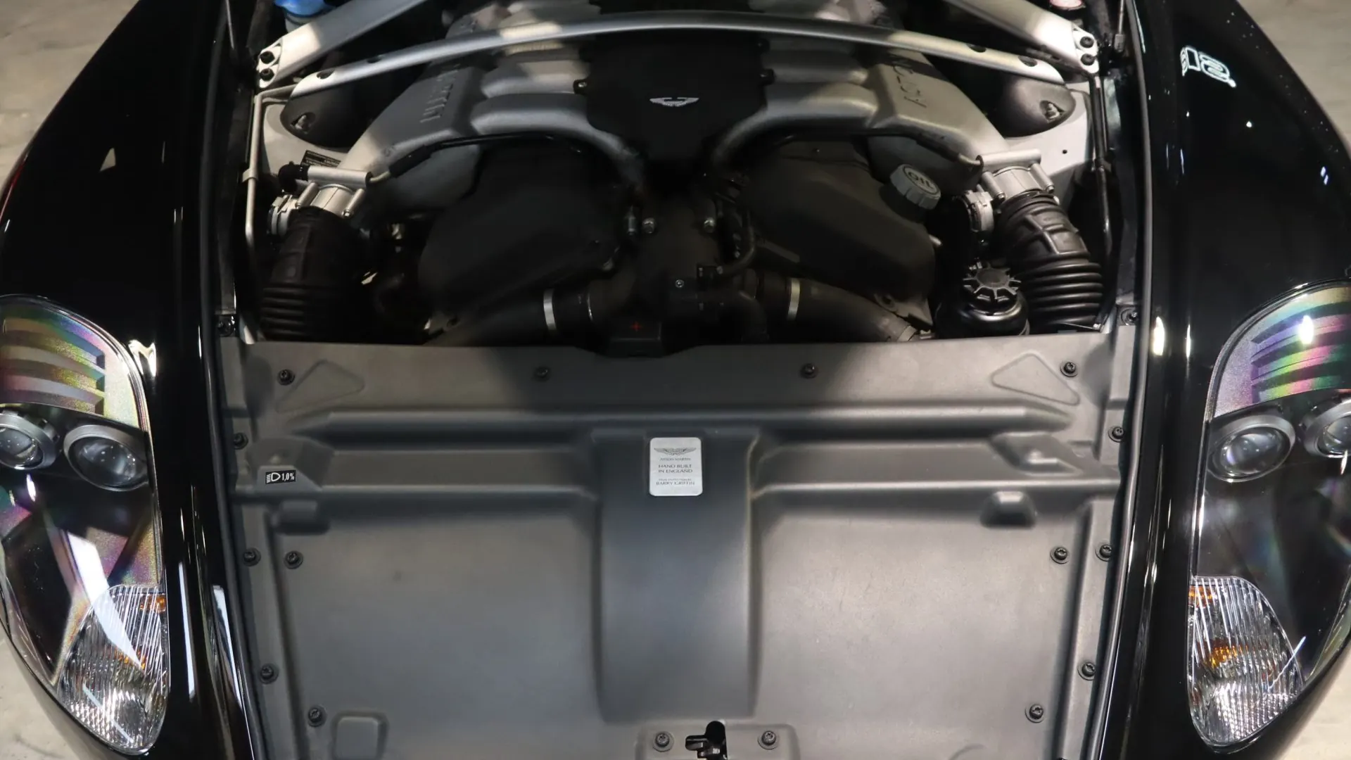 Aston Martin DB9 — photo 33