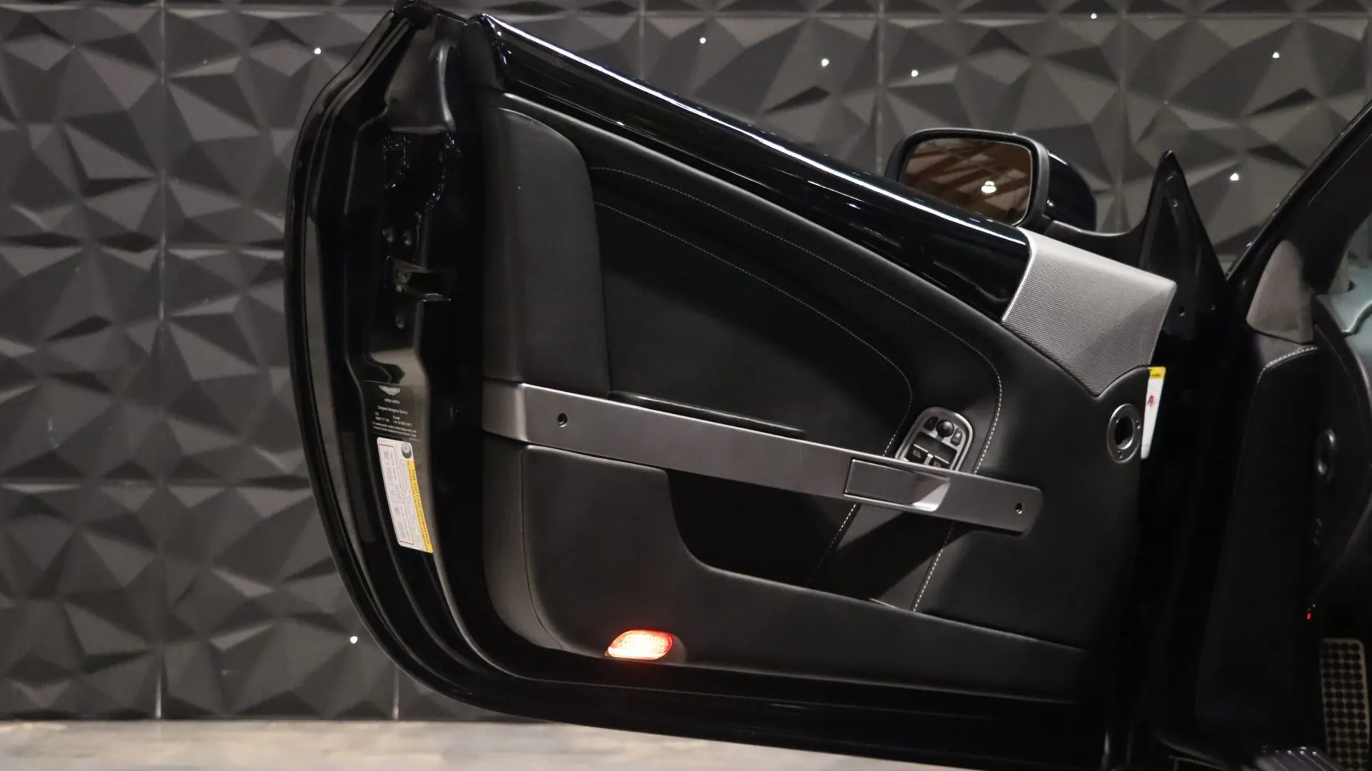 Aston Martin DB9 — photo 10