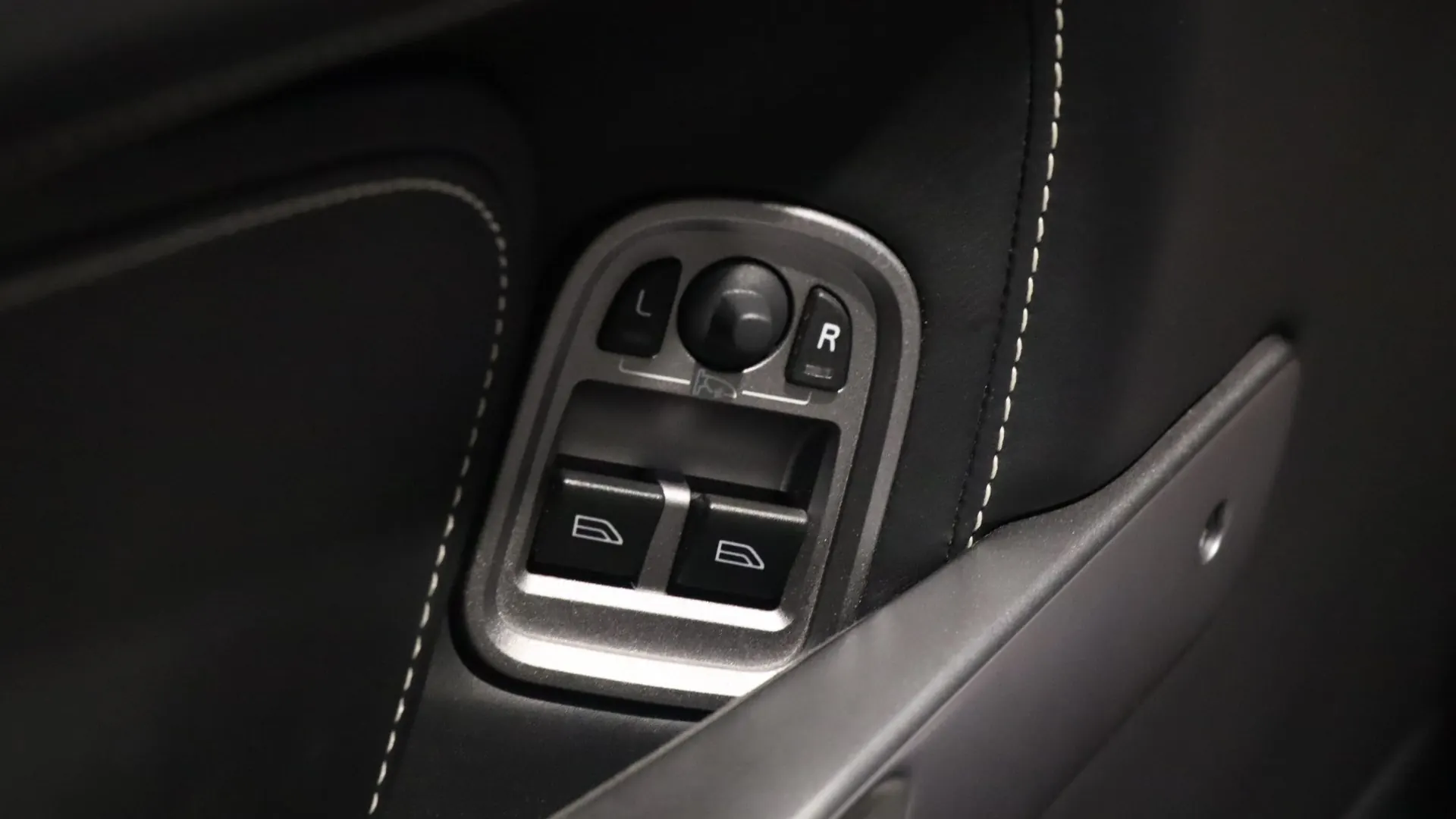Aston Martin DB9 — photo 11