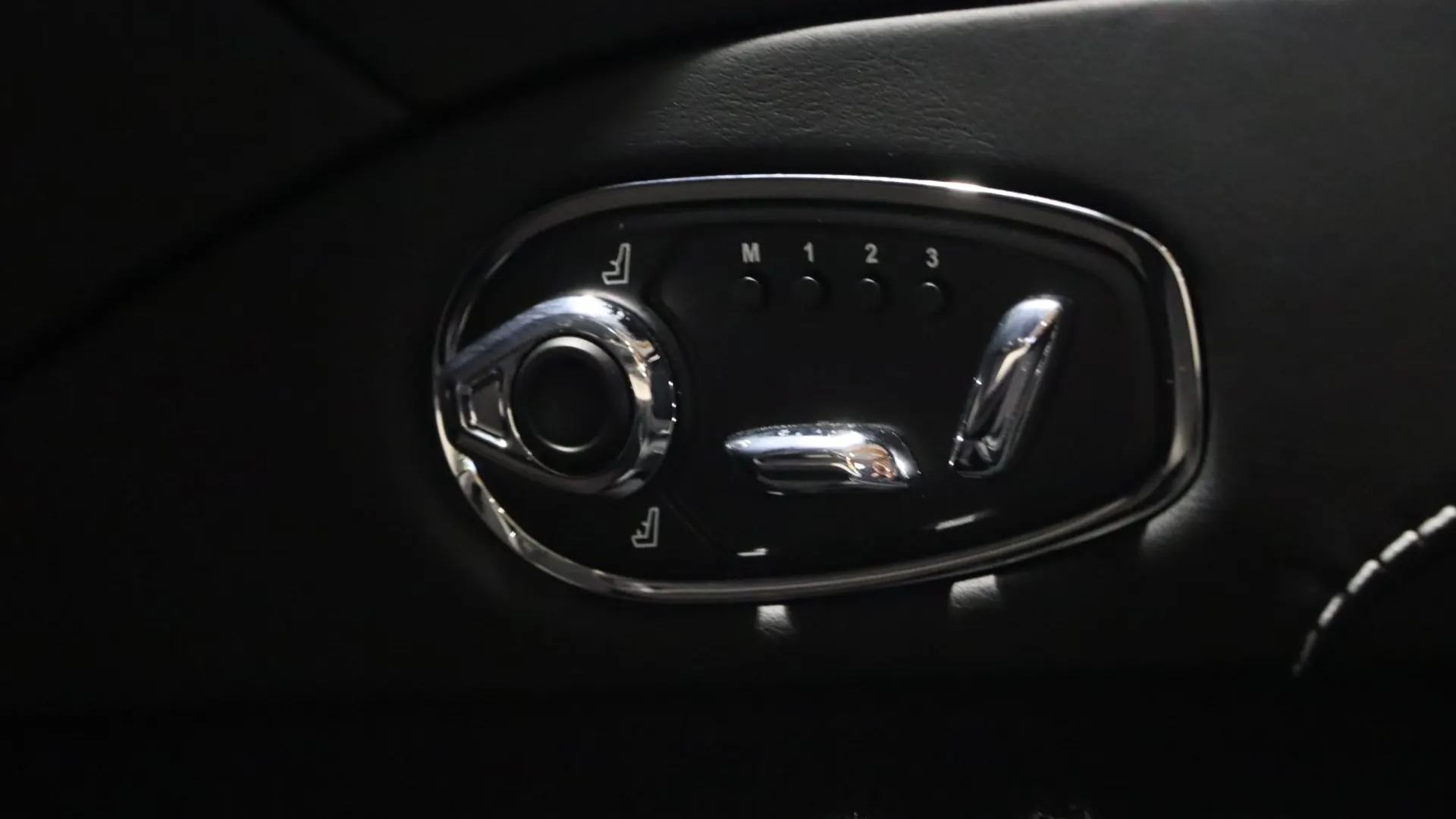 Aston Martin DBS — photo 14