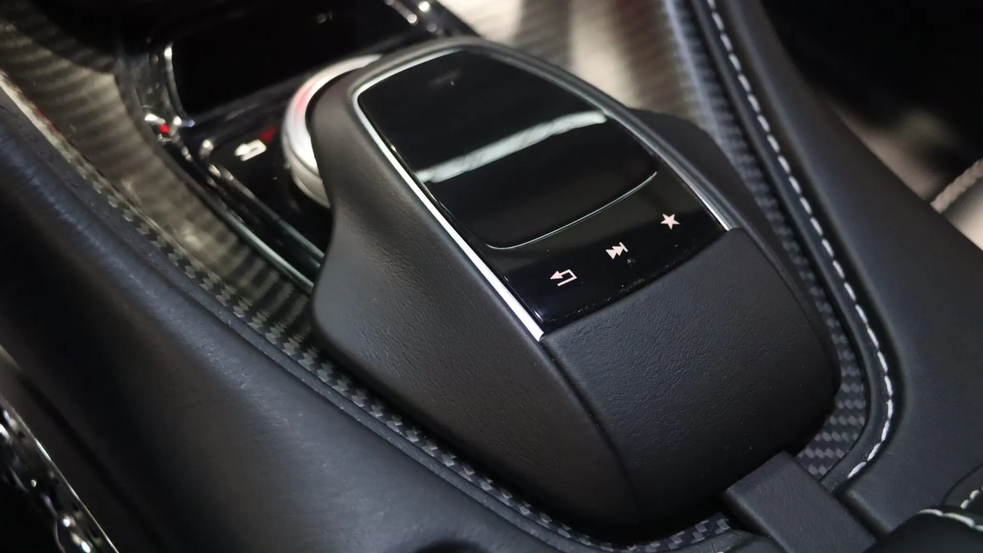Aston Martin DBS — photo 30