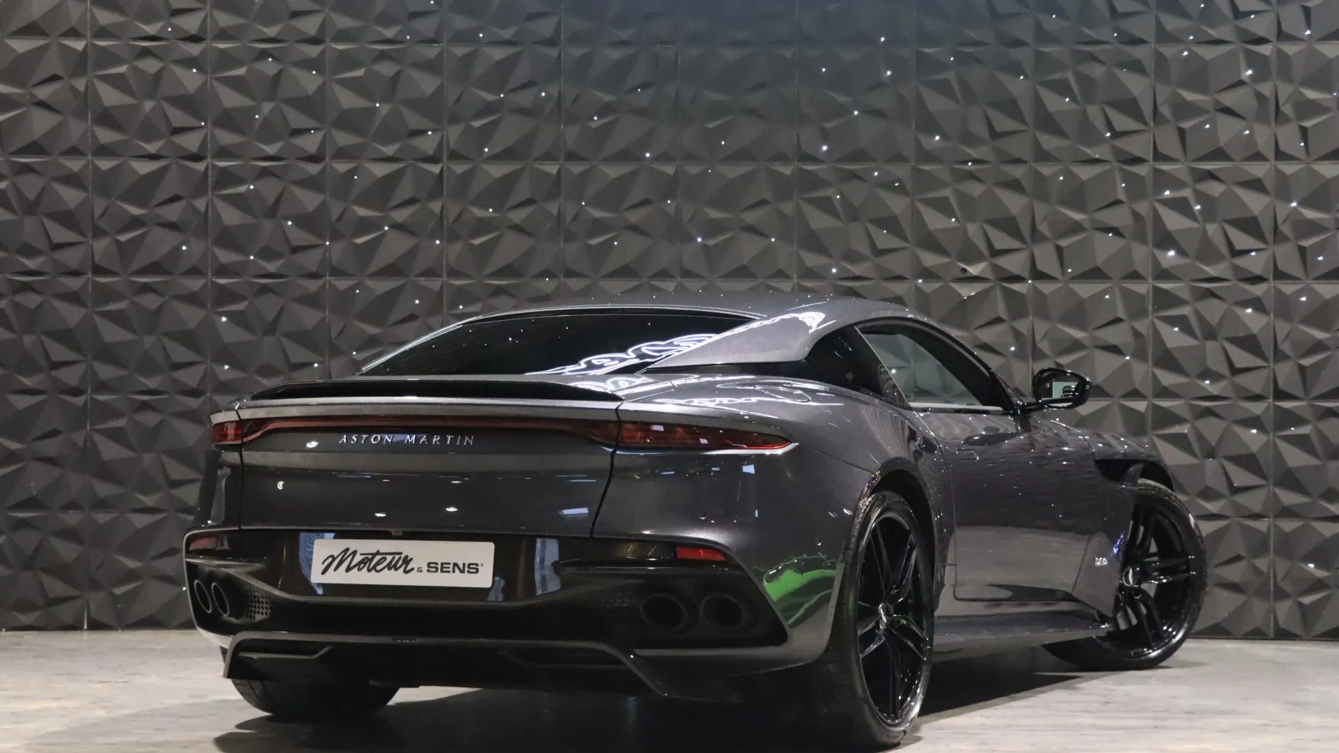 Aston Martin DBS — photo 2