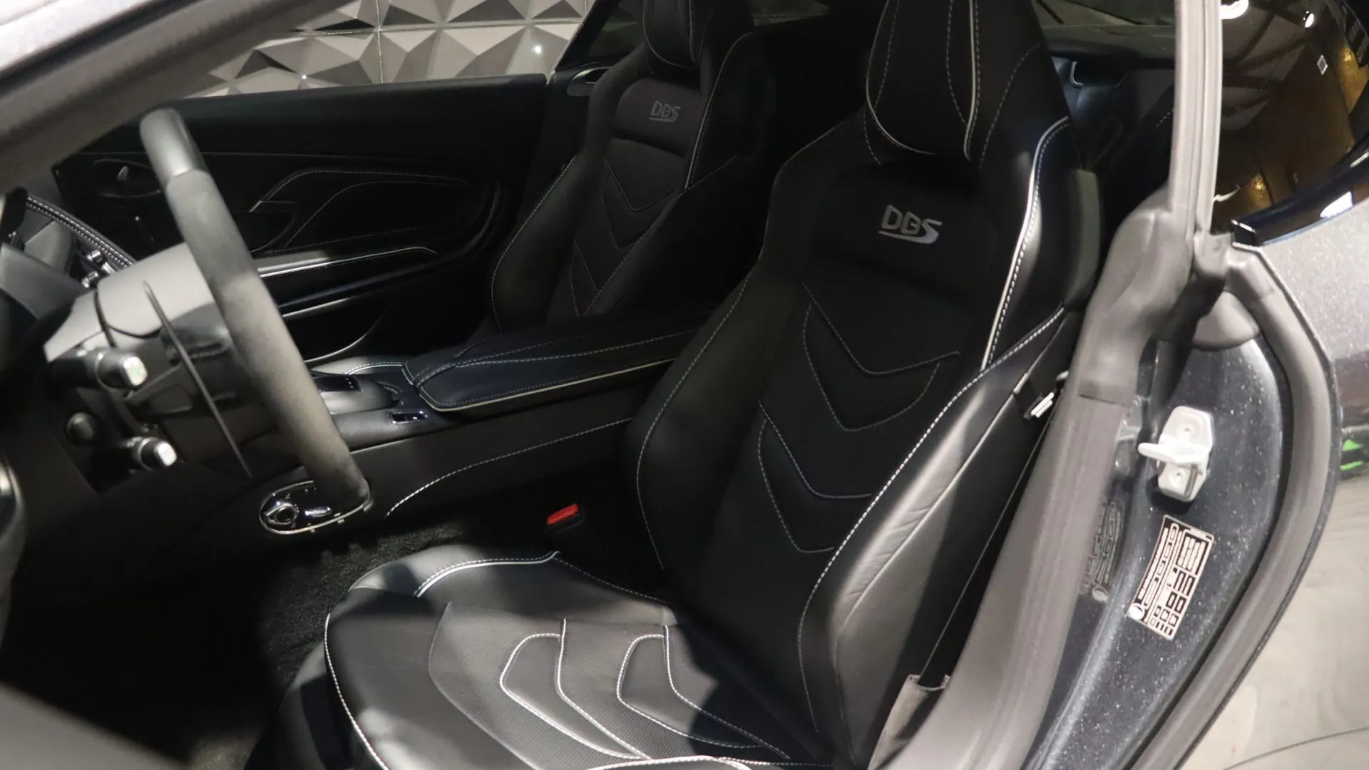 Aston Martin DBS — photo 6