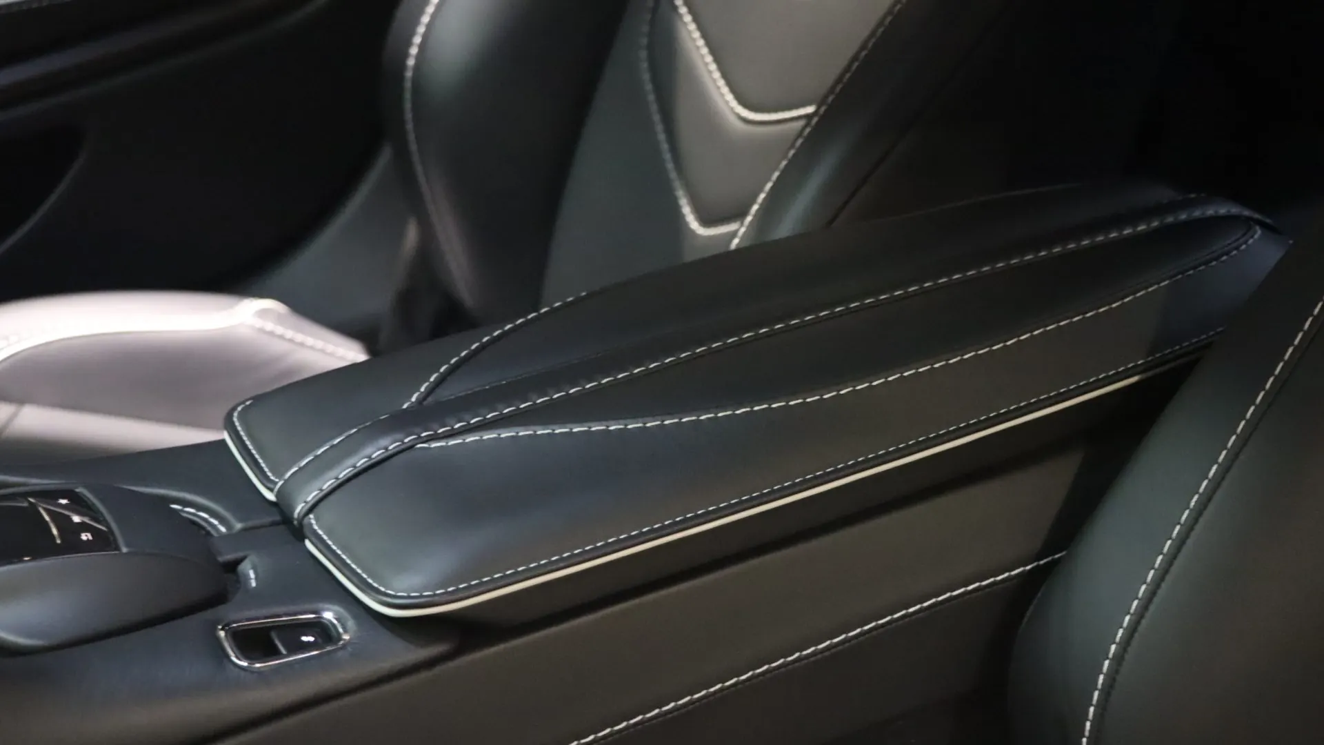 Aston Martin DBS — photo 31