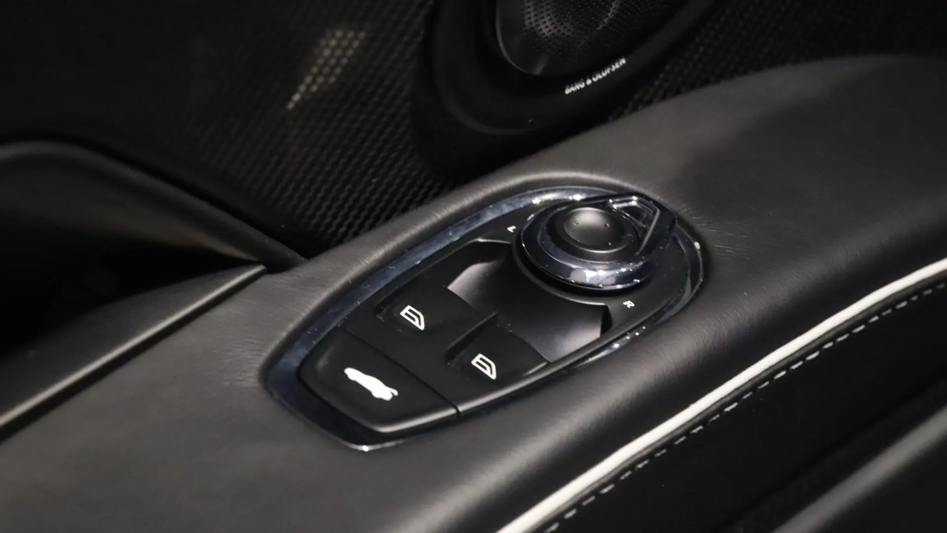 Aston Martin DBS — photo 12