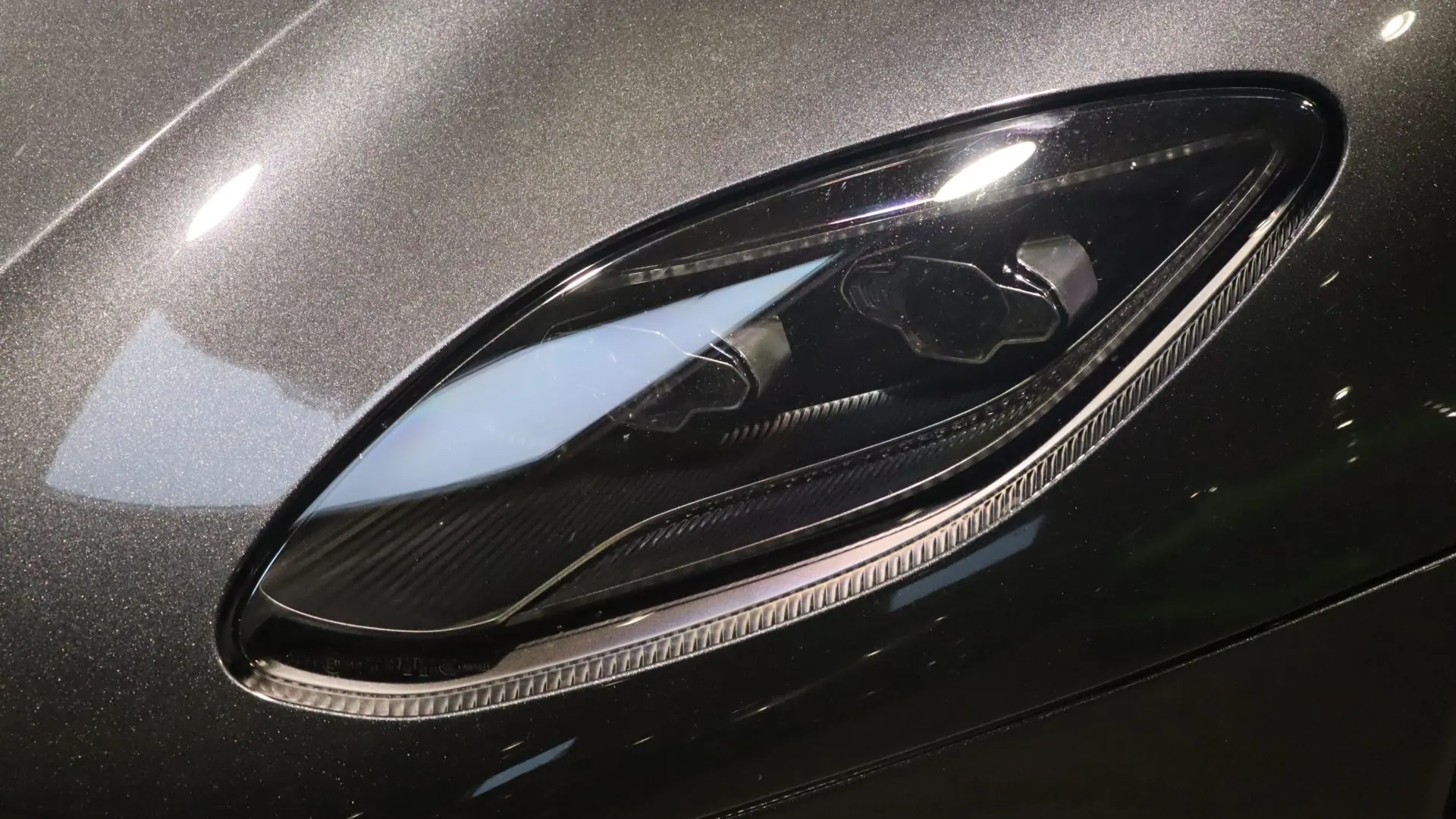 Aston Martin DBS — photo 36