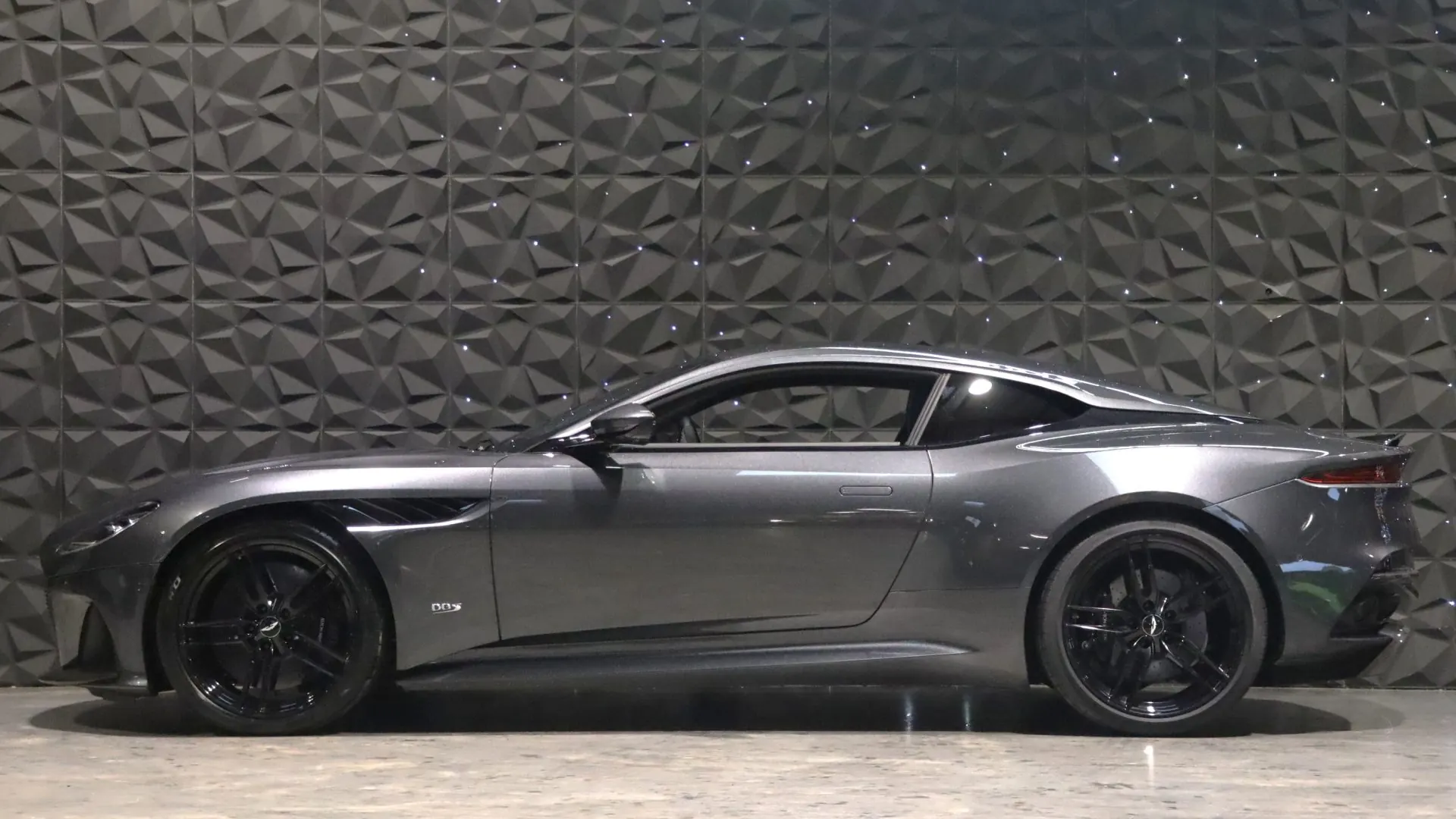 Aston Martin DBS — photo 5