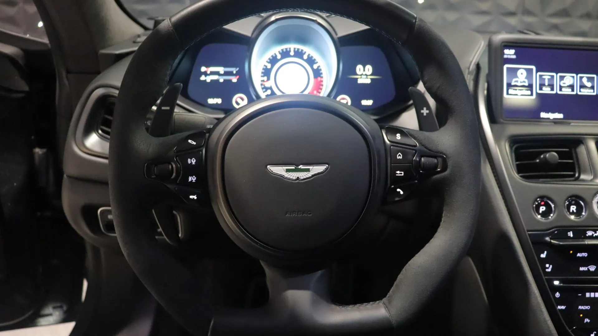 Aston Martin DBS — photo 9