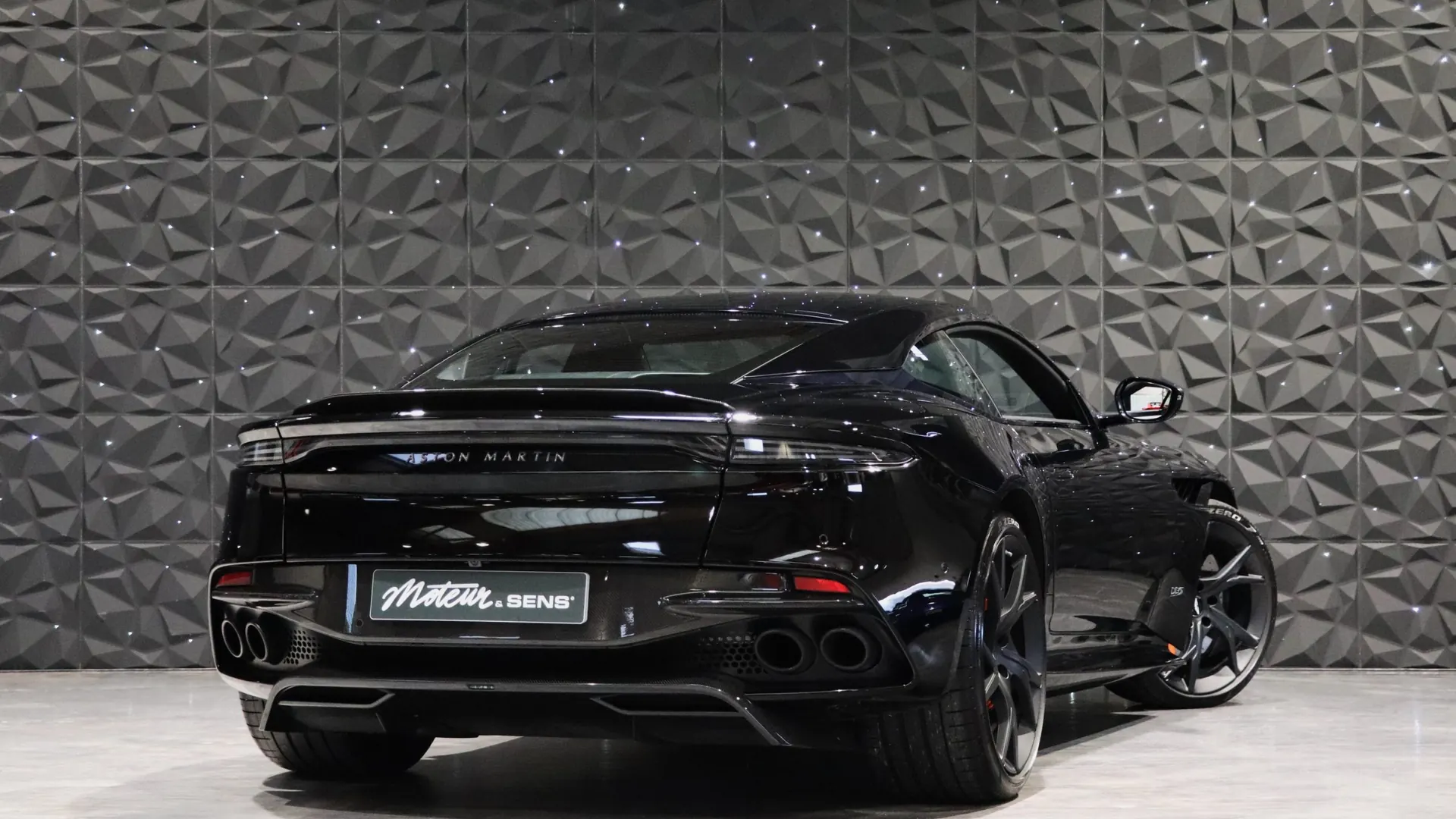Aston Martin DBS — photo 2