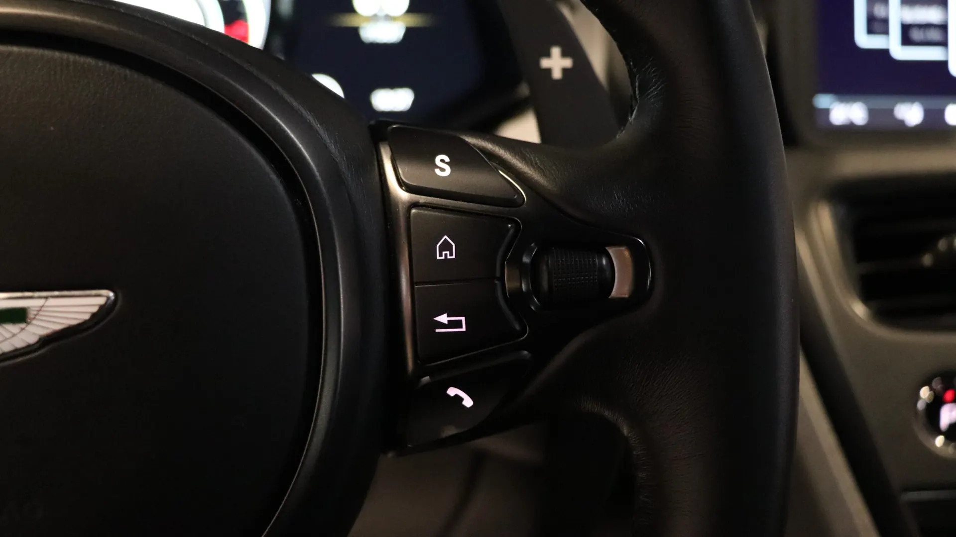 Aston Martin DBS — photo 10