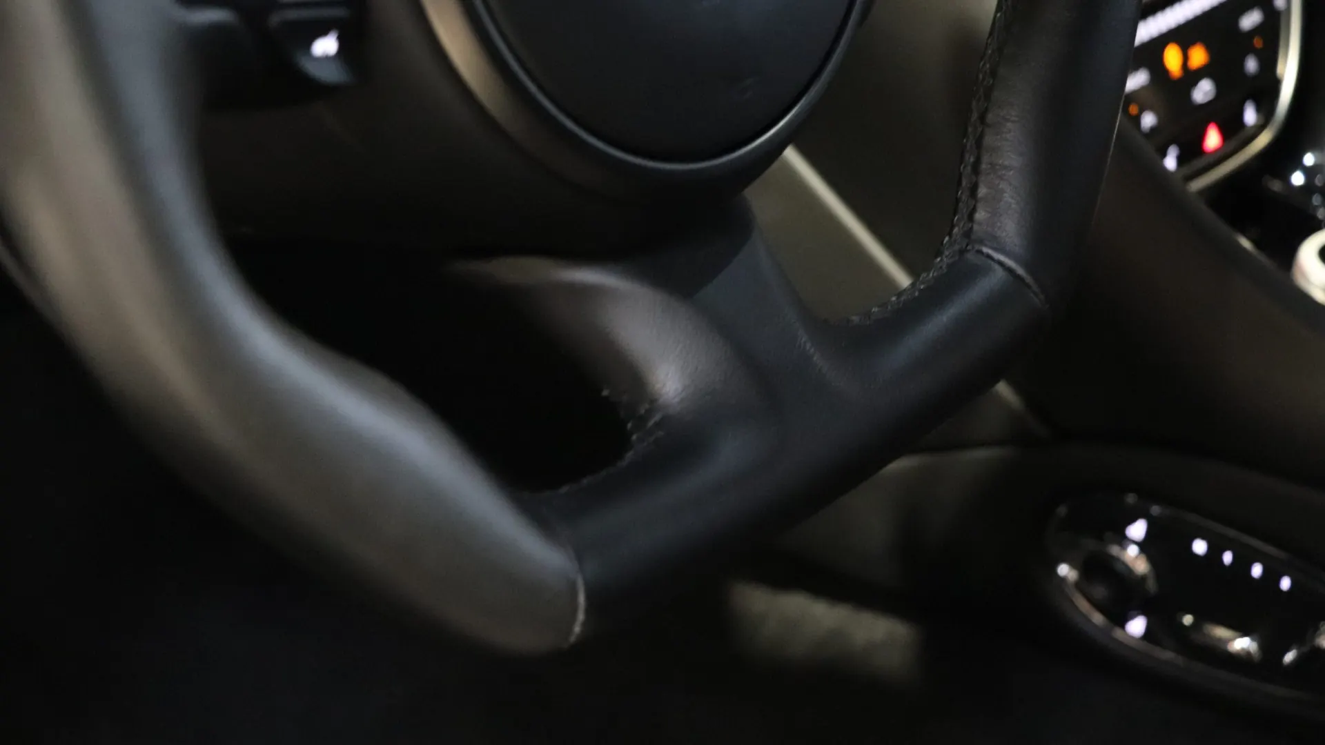 Aston Martin DBS — photo 12