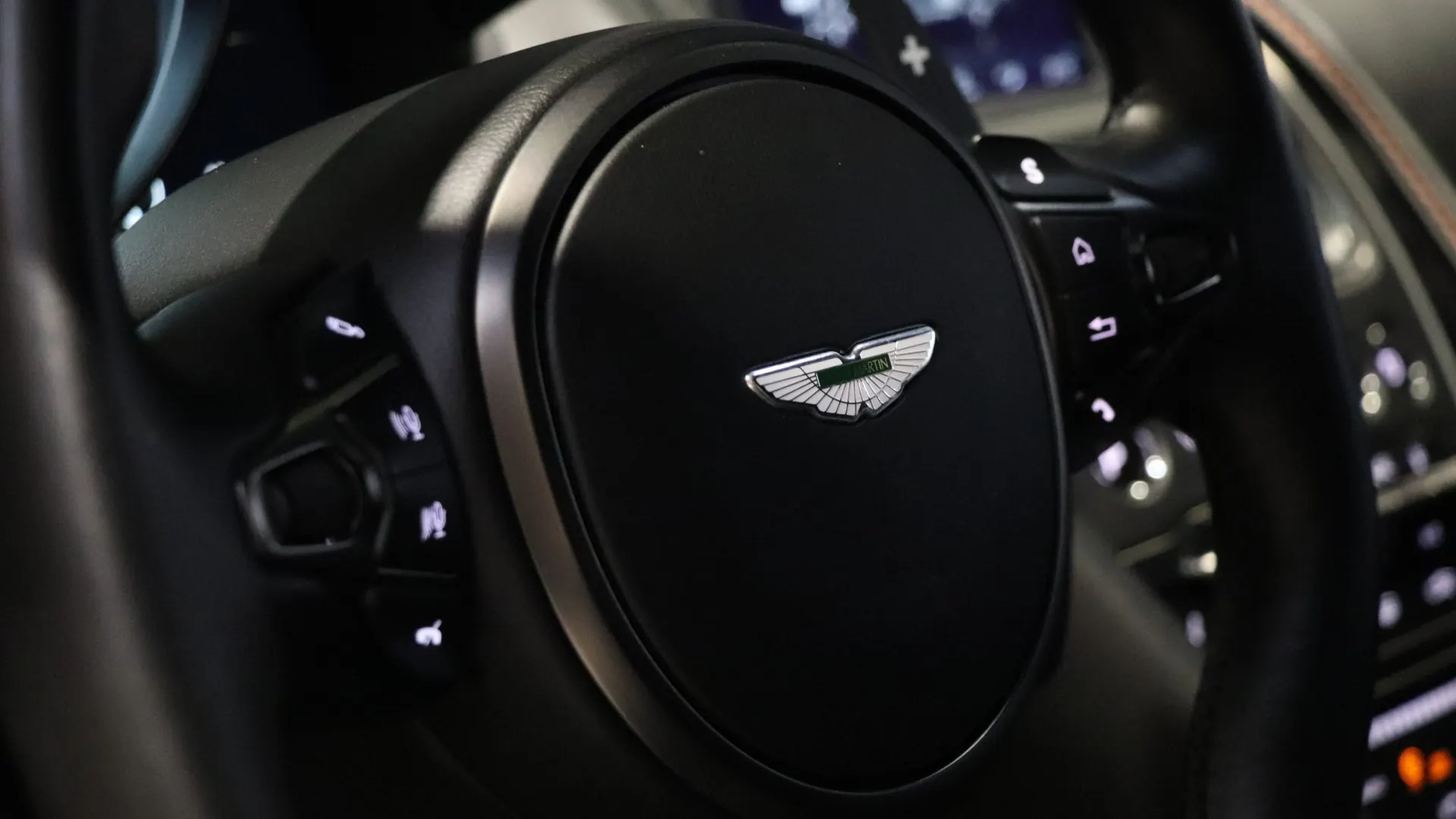 Aston Martin DBS — photo 13