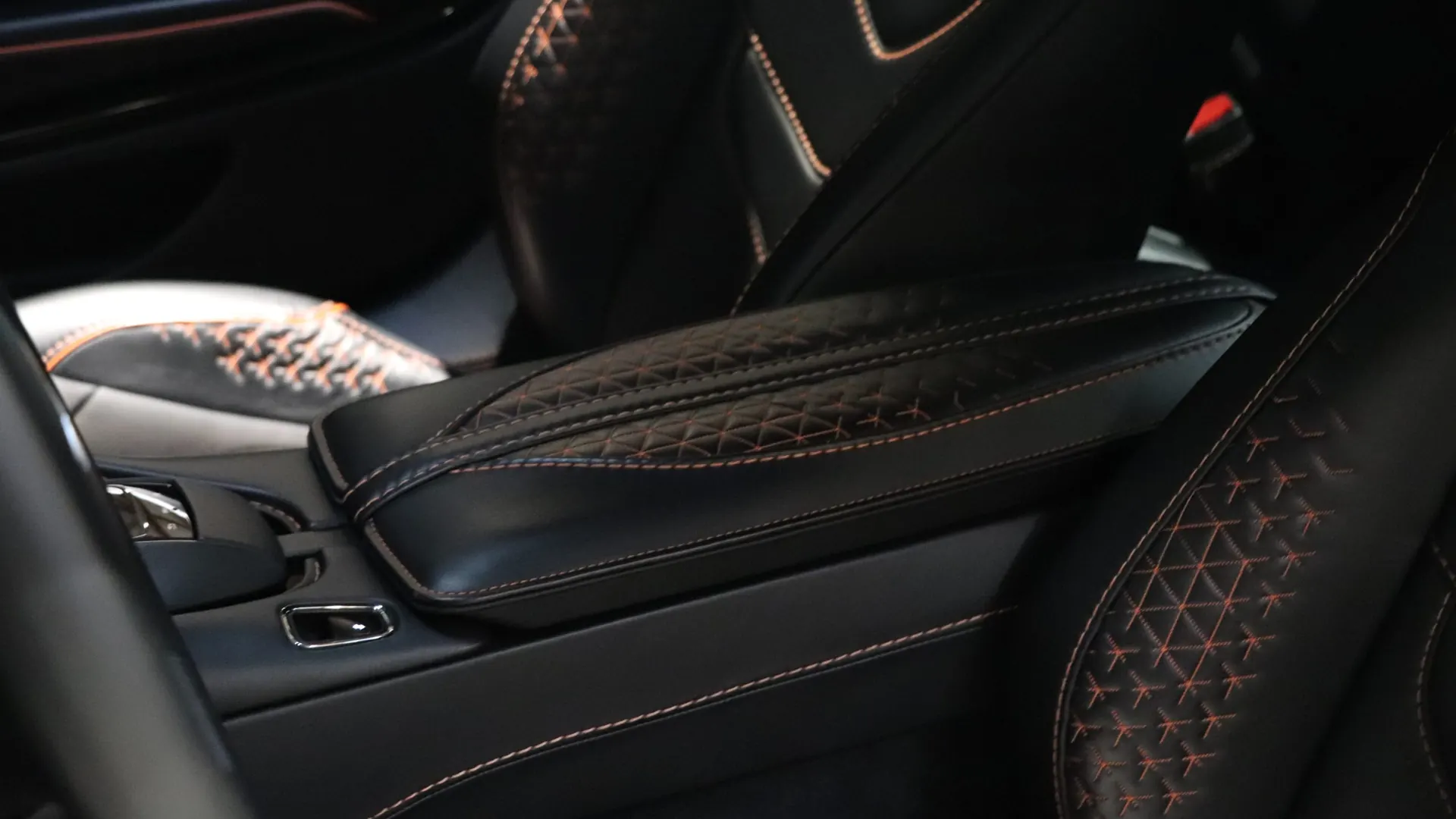 Aston Martin DBS — photo 20