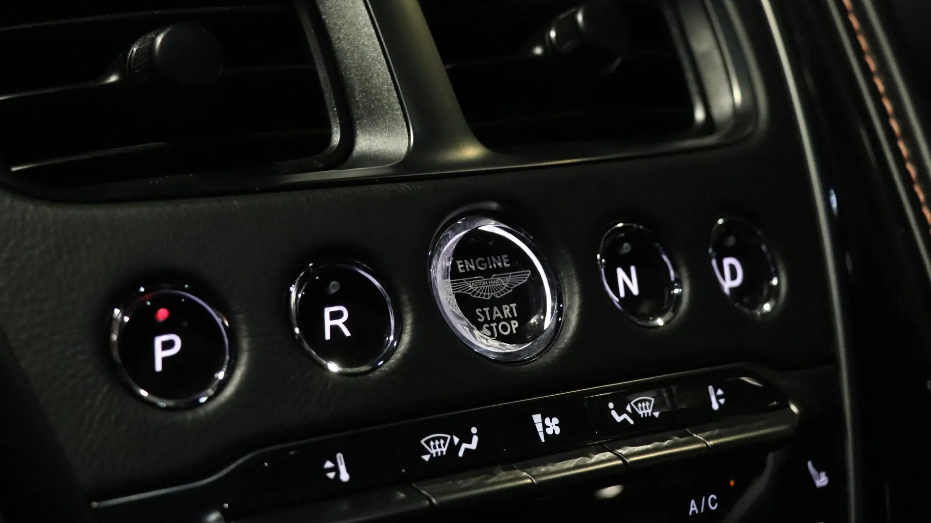 Aston Martin DBS — photo 17