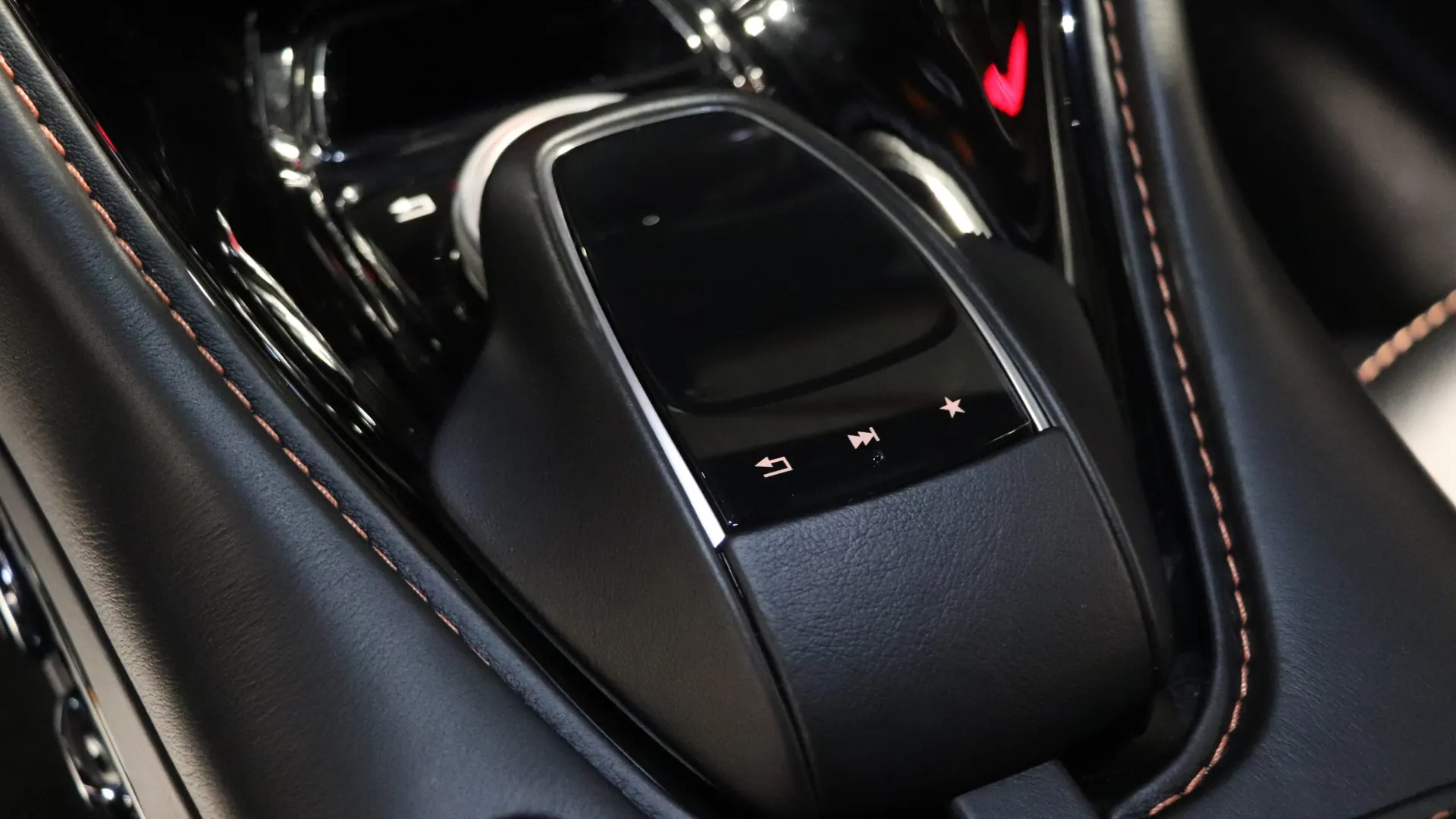 Aston Martin DBS — photo 19