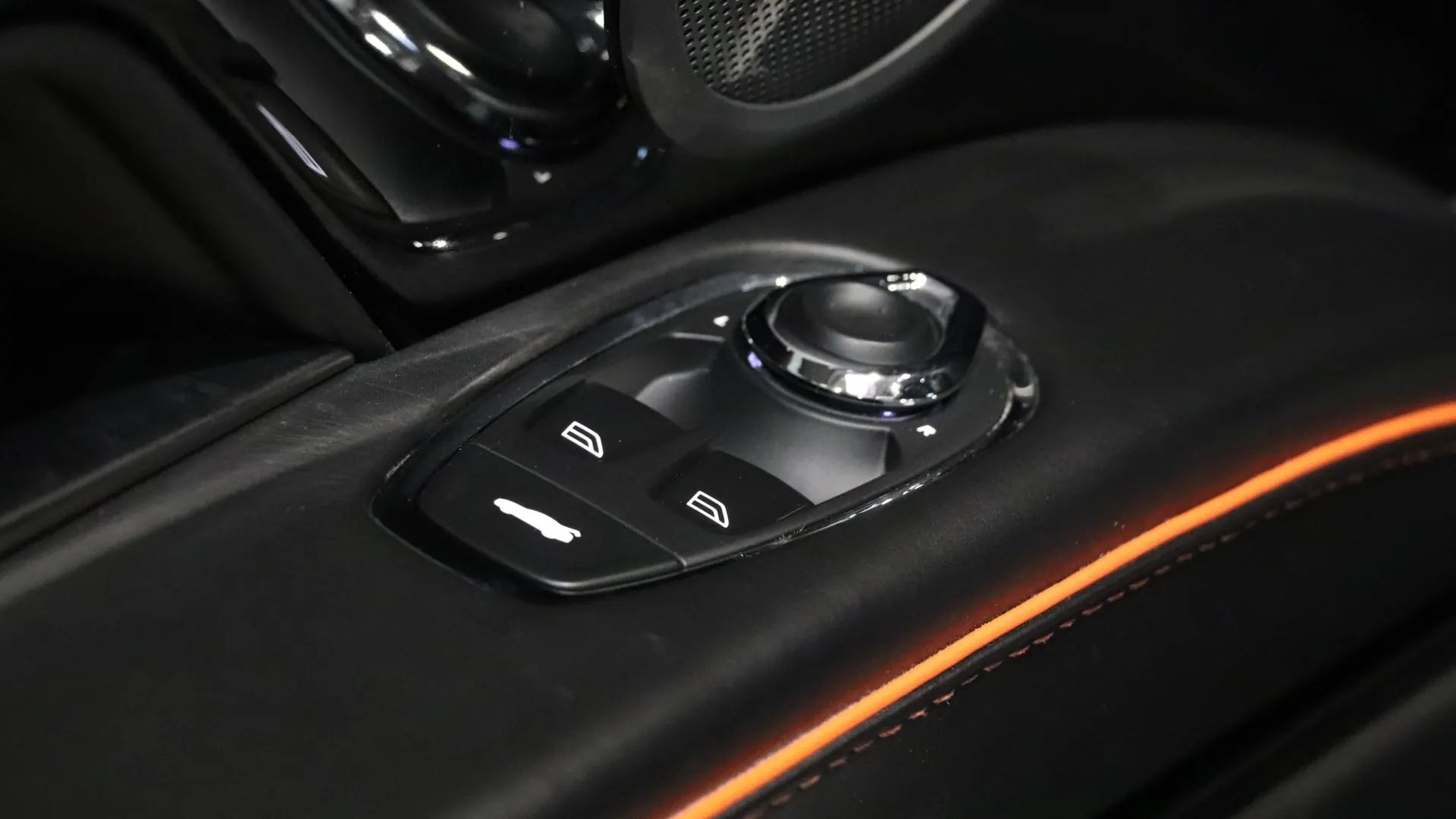 Aston Martin DBS — photo 4