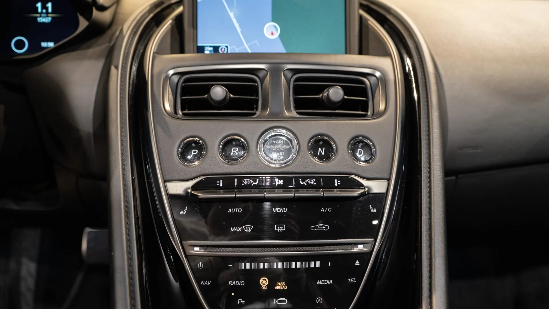 Aston Martin DBS — photo 20