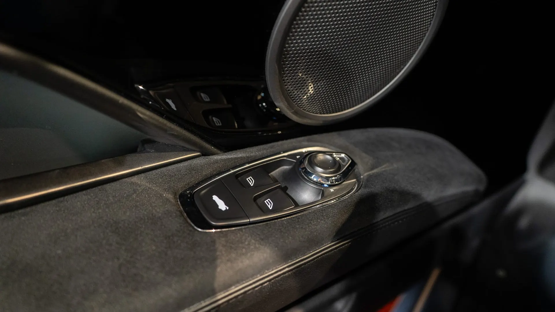 Aston Martin DBS — photo 14