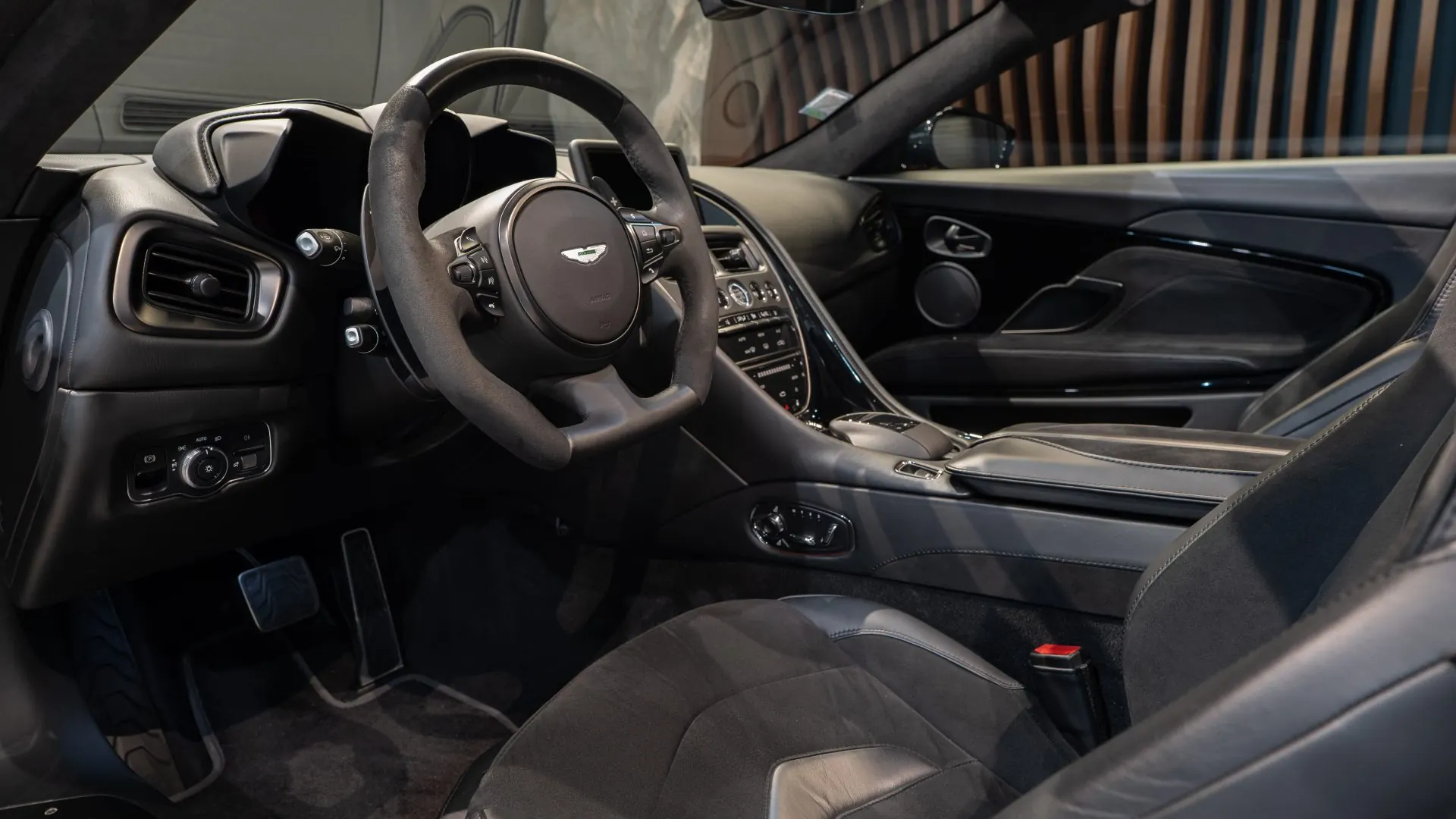 Aston Martin DBS — photo 11
