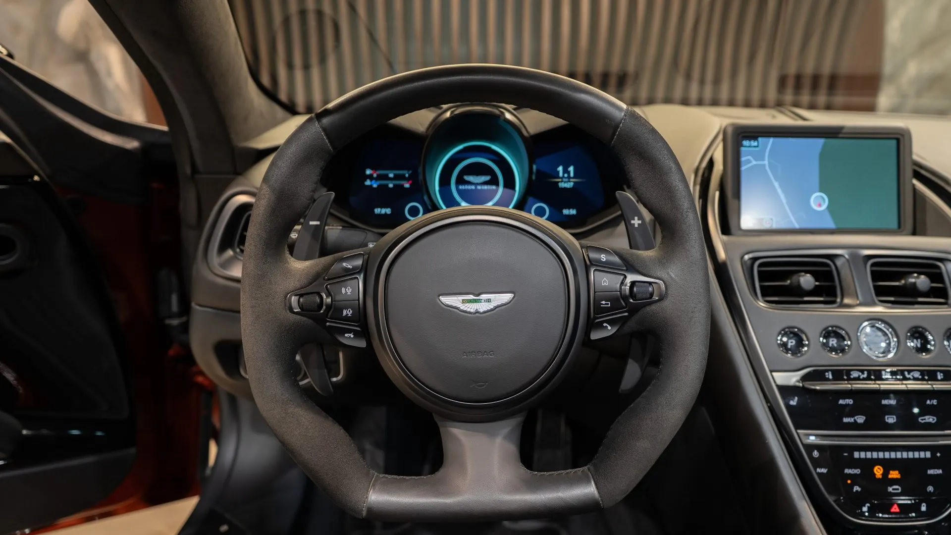 Aston Martin DBS — photo 7