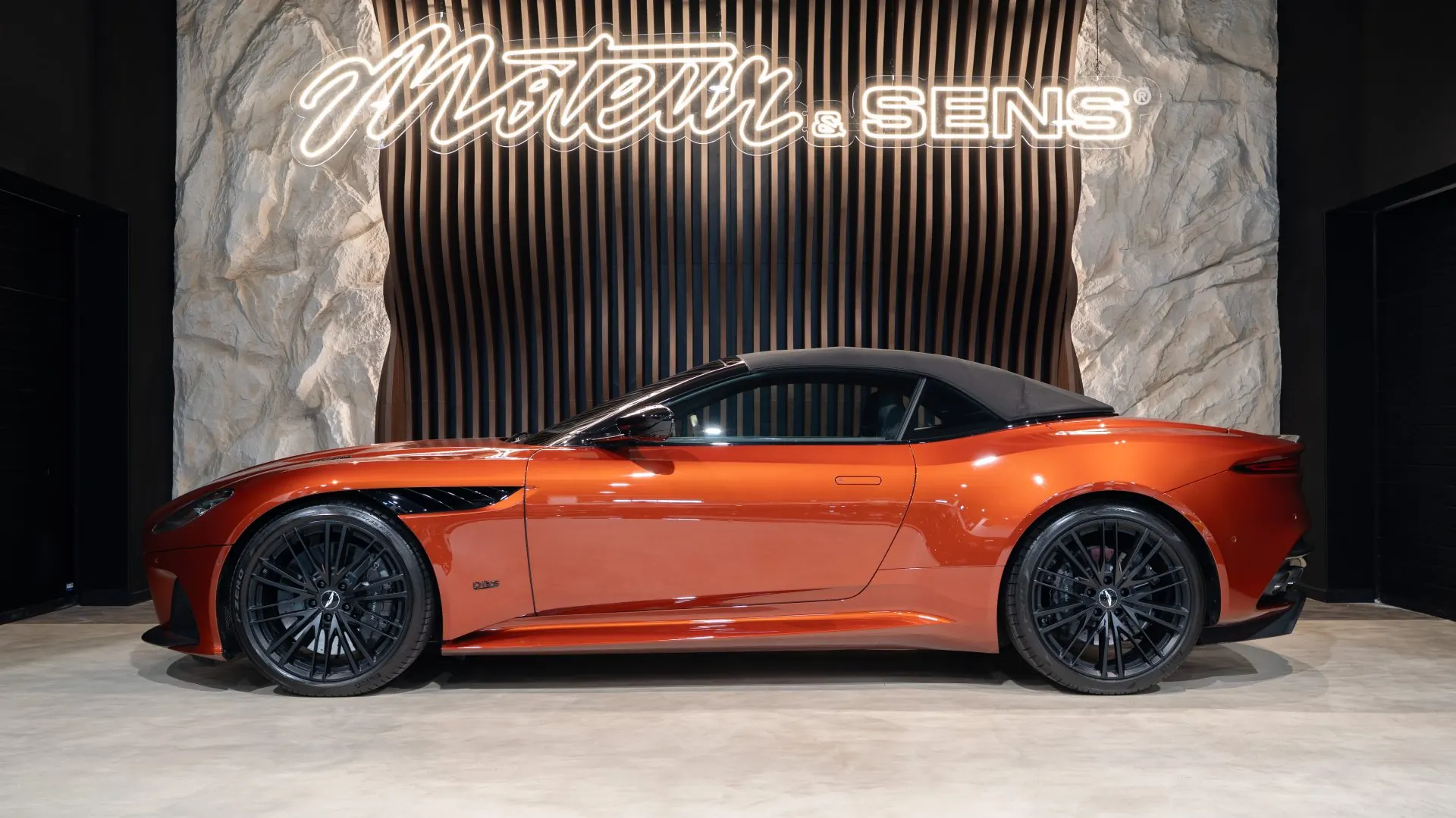 Aston Martin DBS — photo 6