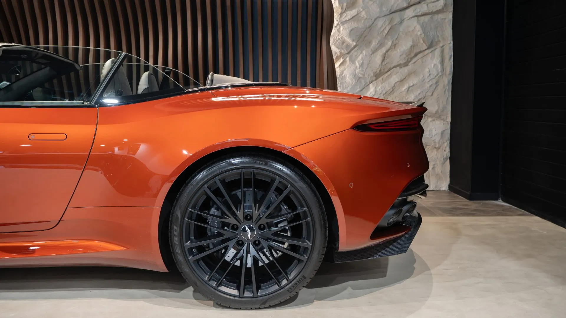 Aston Martin DBS — photo 34