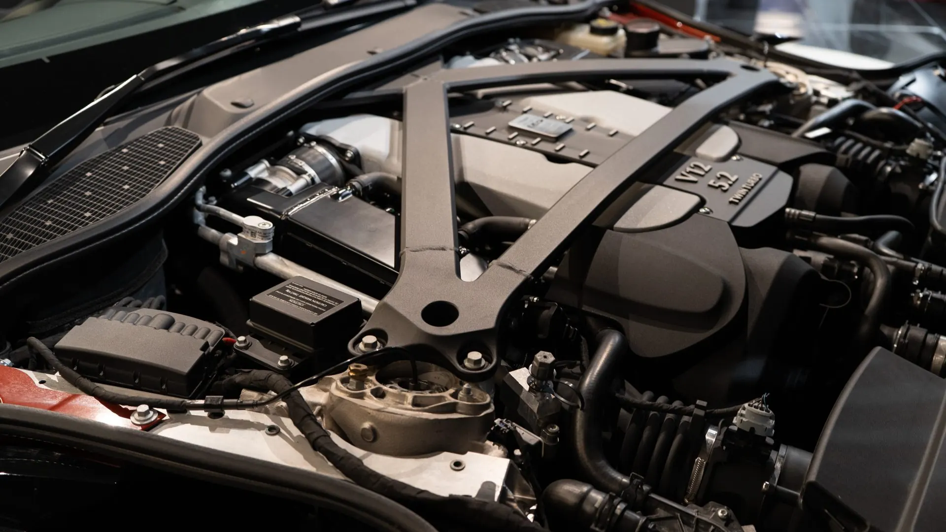 Aston Martin DBS — photo 29