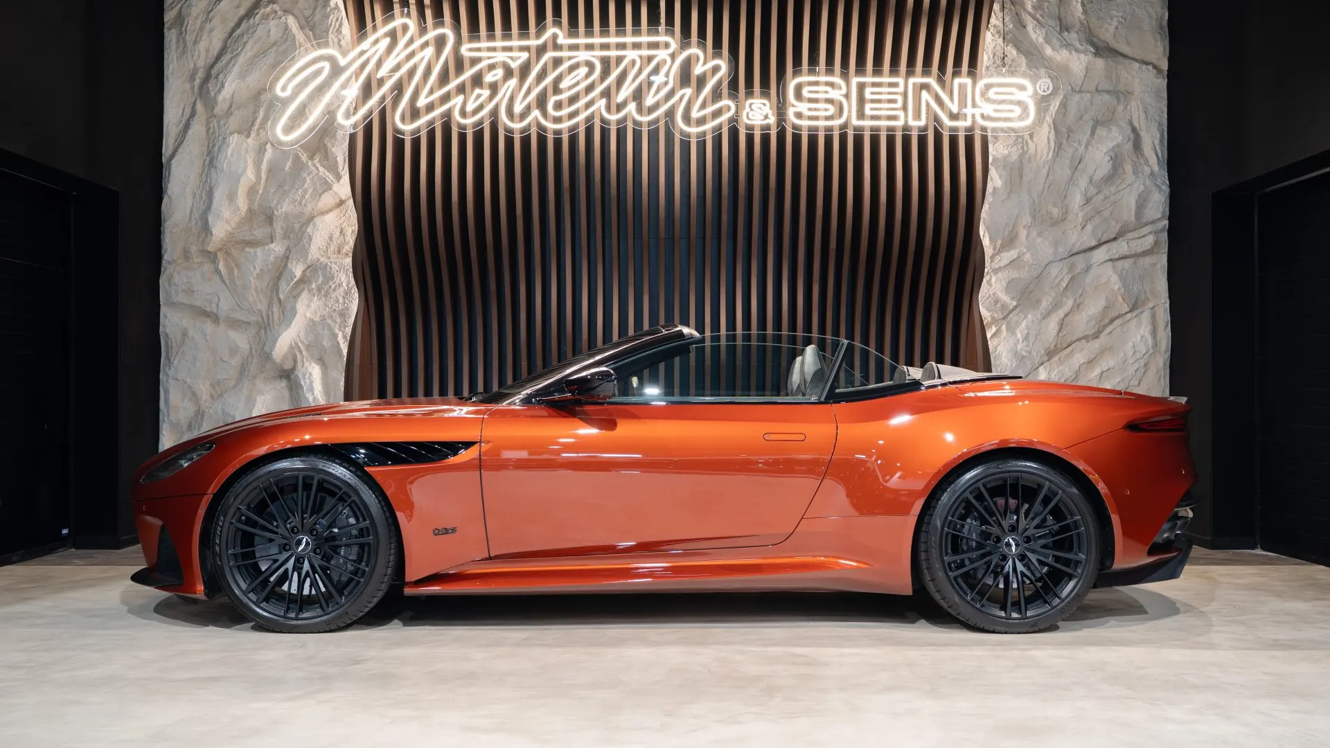 Aston Martin DBS — photo 5