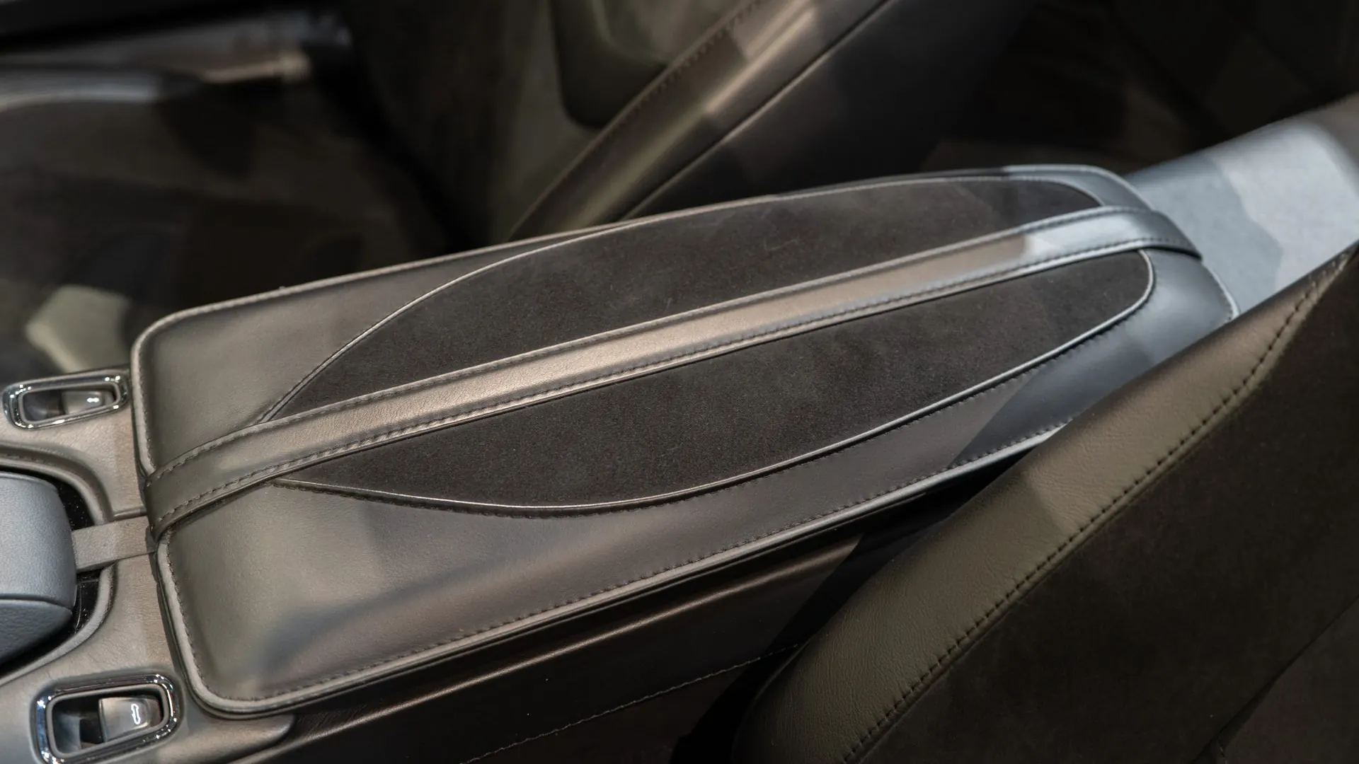 Aston Martin DBS — photo 26