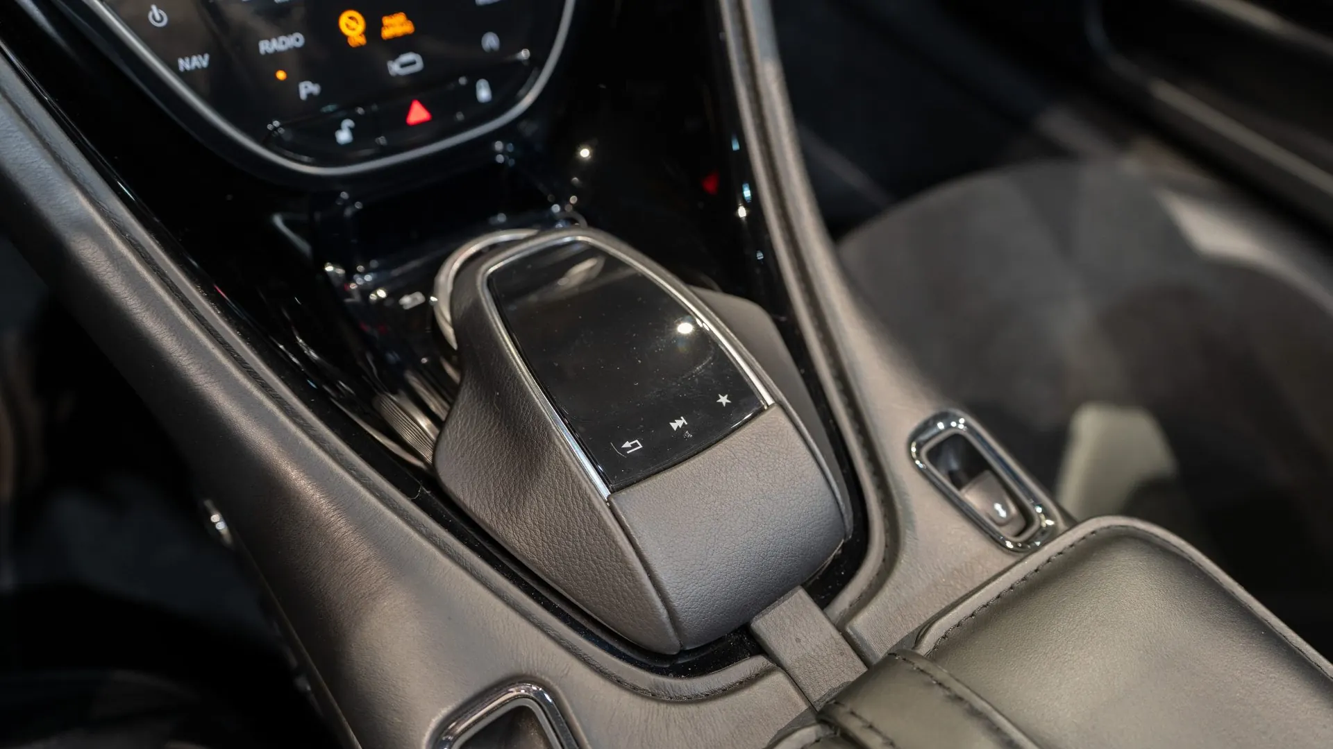 Aston Martin DBS — photo 19