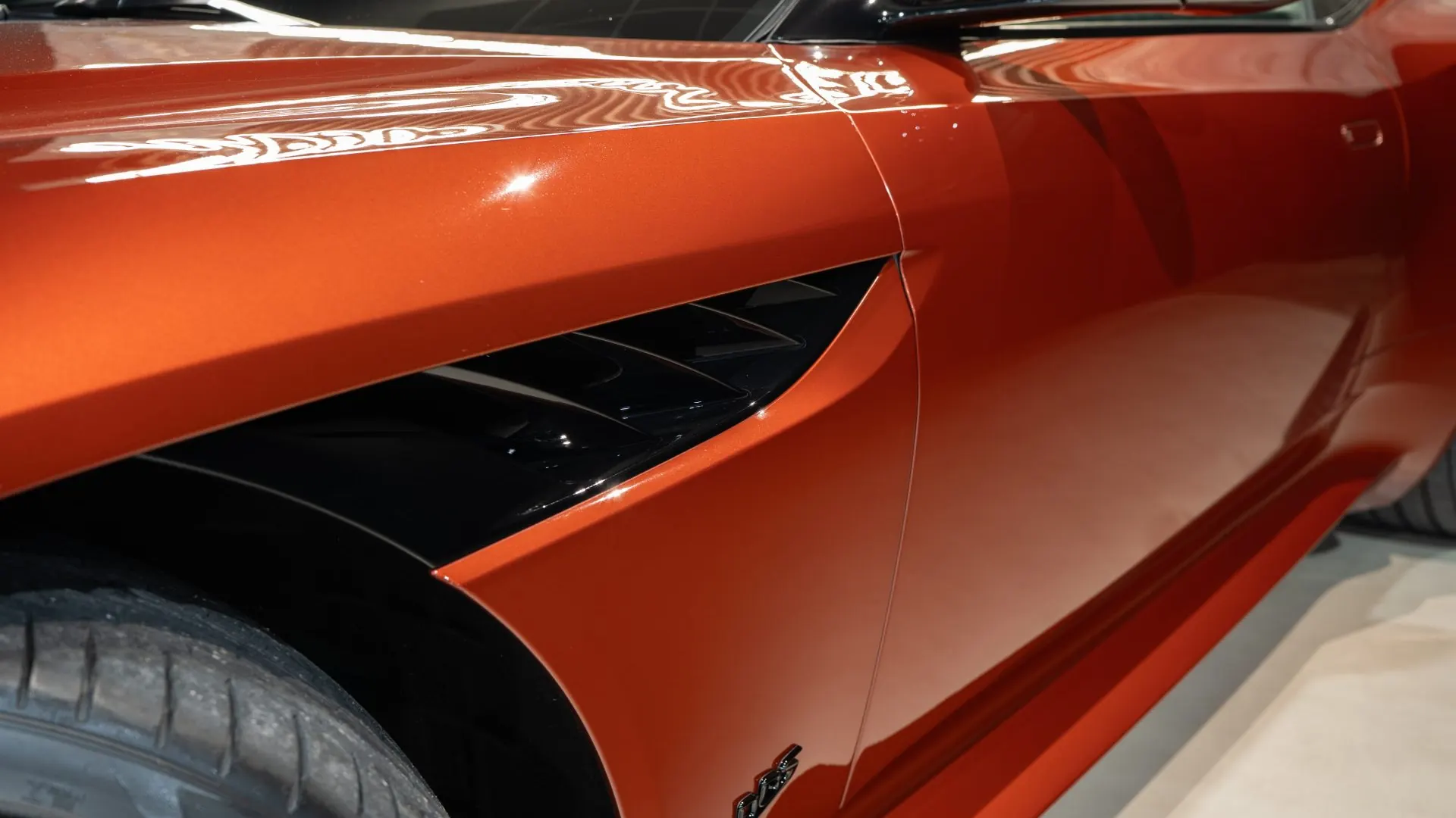 Aston Martin DBS — photo 37