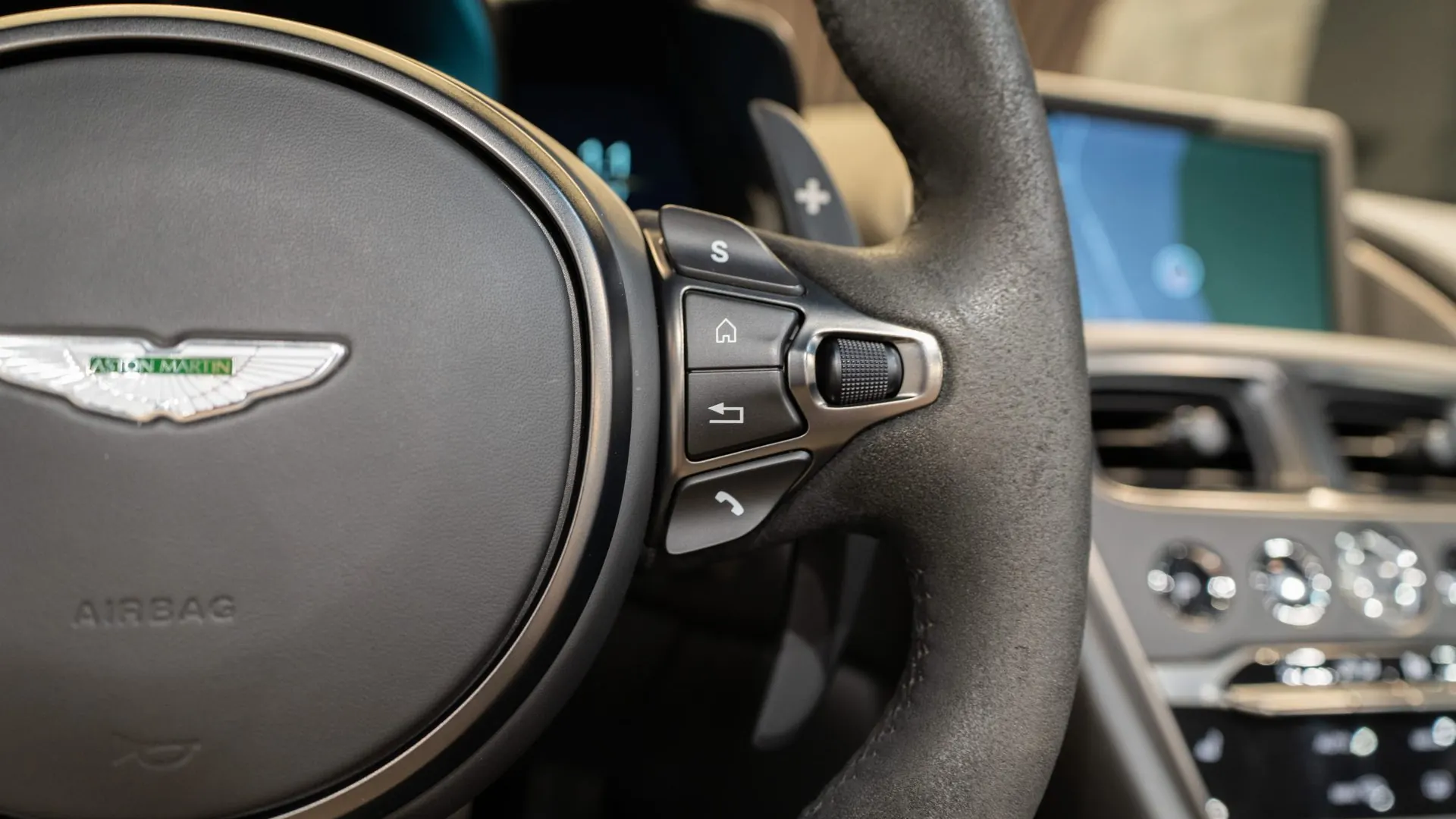 Aston Martin DBS — photo 17
